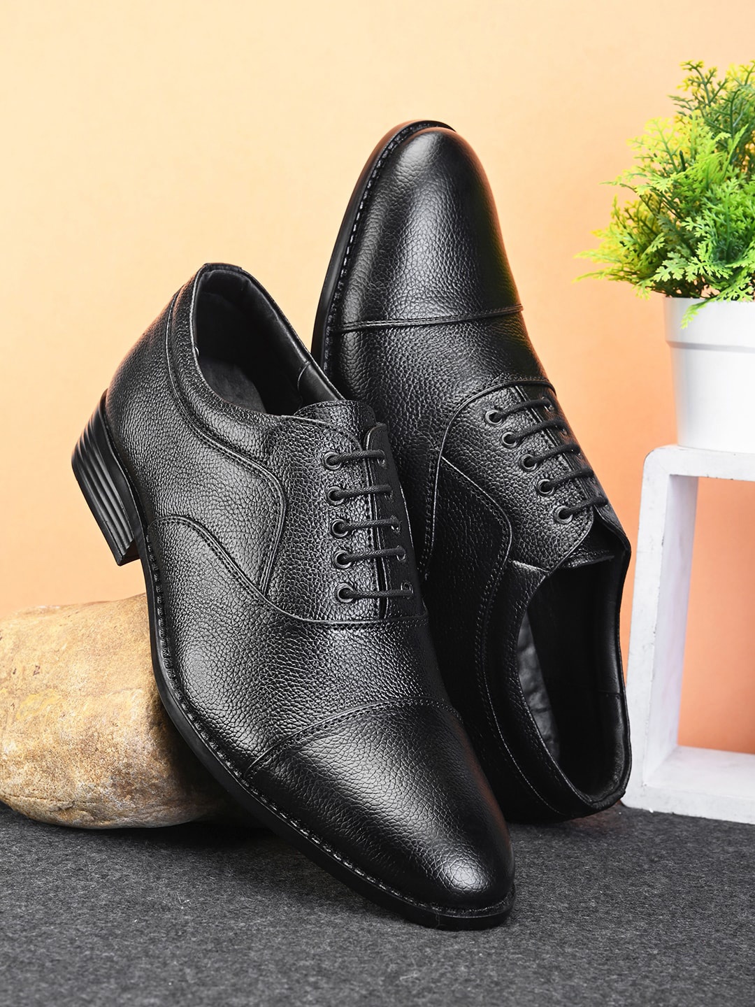 

pelle albero Men Textured Leather Formal Oxfords, Black