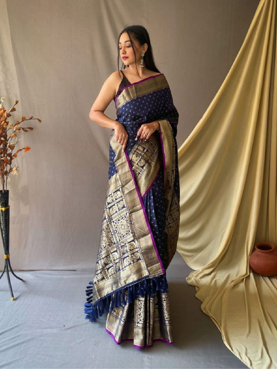 

Nimidiya Ethnic Motifs Woven Design Zari Banarasi Saree, Navy blue