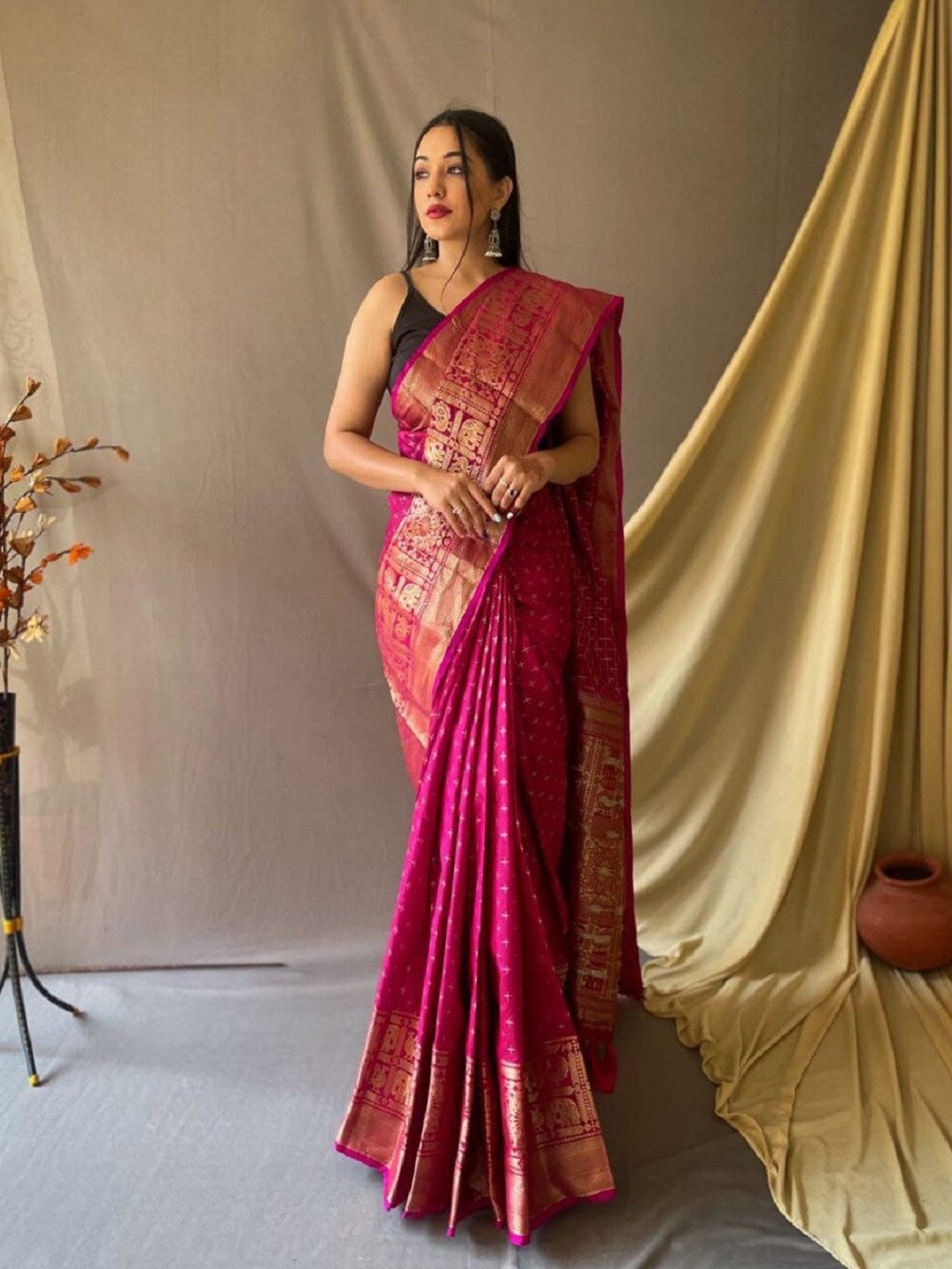 

Nimidiya Woven Design Geometric Zari Banarasi Saree, Pink