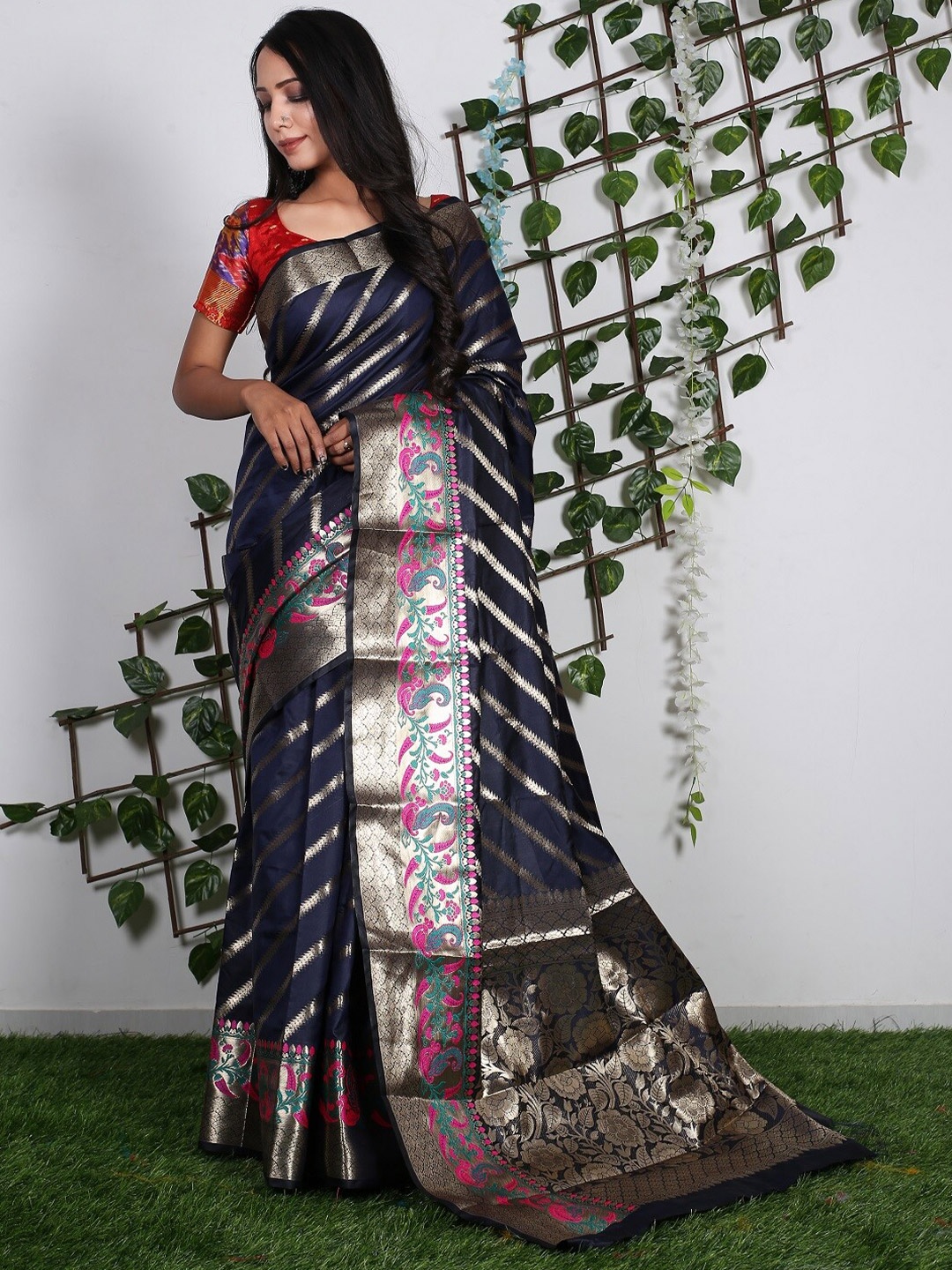 

Nimidiya Leheriya Zari Banarasi Saree, Navy blue