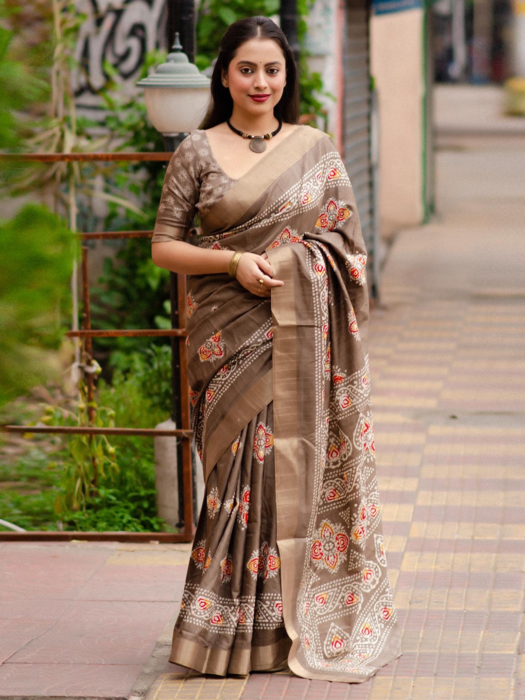 

Ekasya Floral Printed Saree, Grey