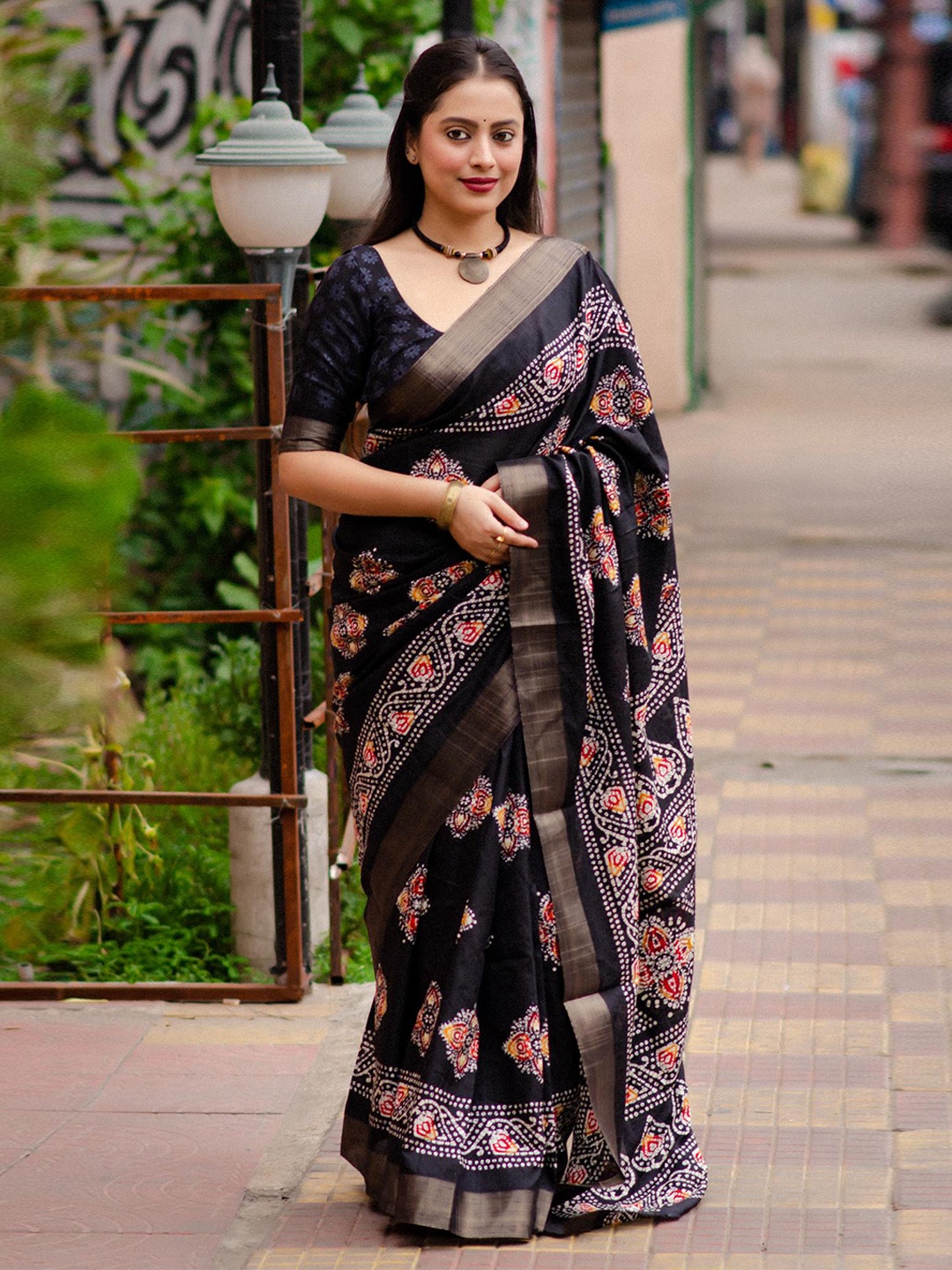 

Ekasya Floral Printed Saree, Black