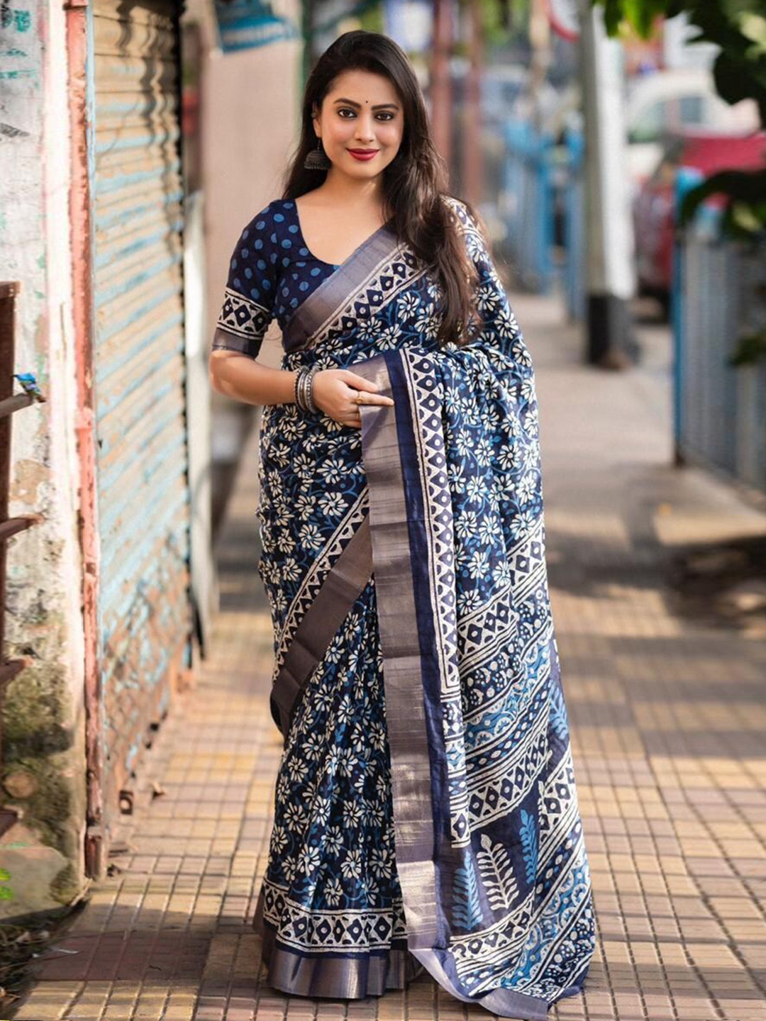 

Ekasya Floral Printed Saree, Blue