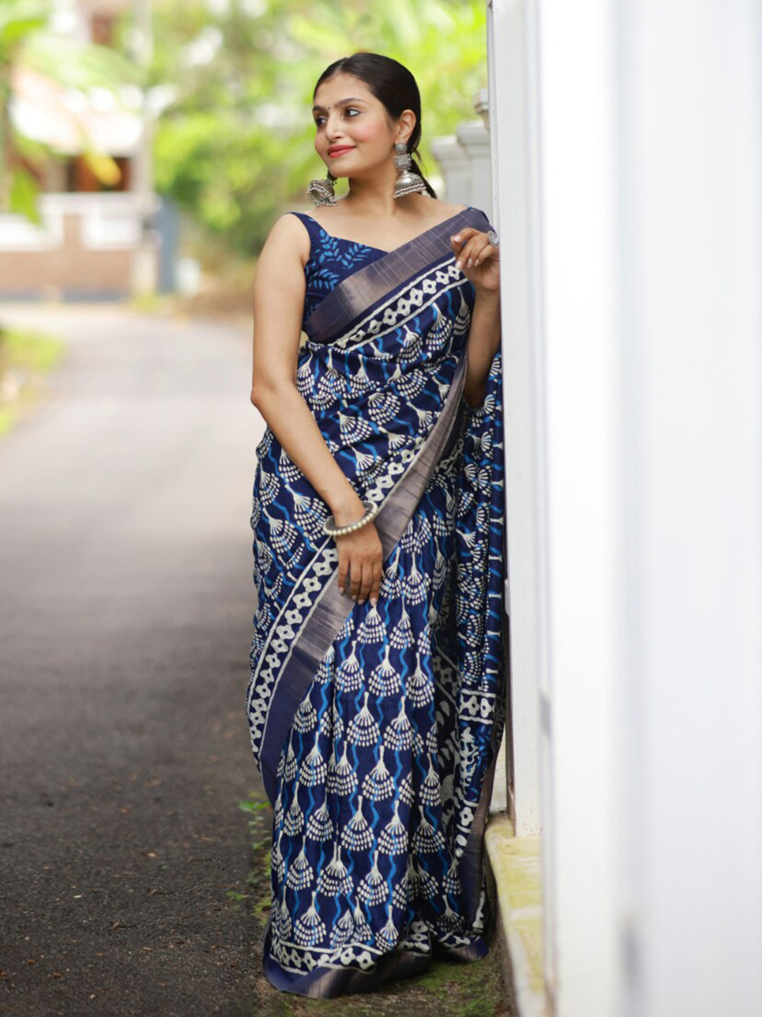 

Ekasya Floral Printed Saree, Blue
