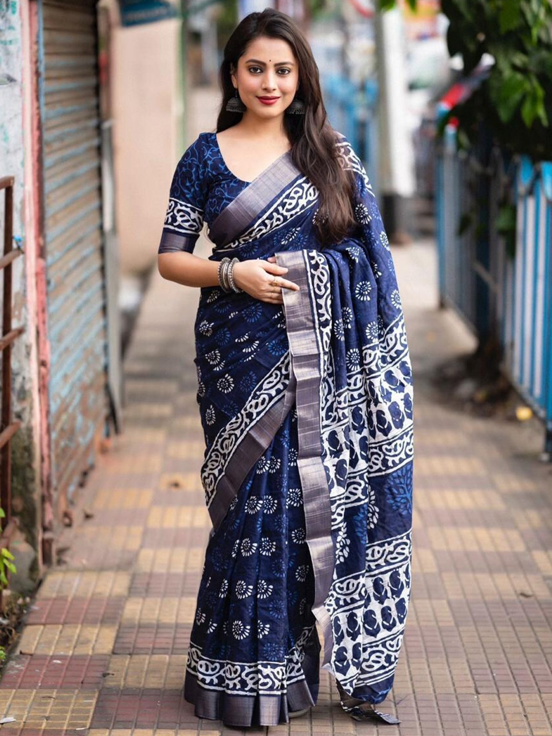 

Ekasya Ethnic Motifs Printed Saree, Blue