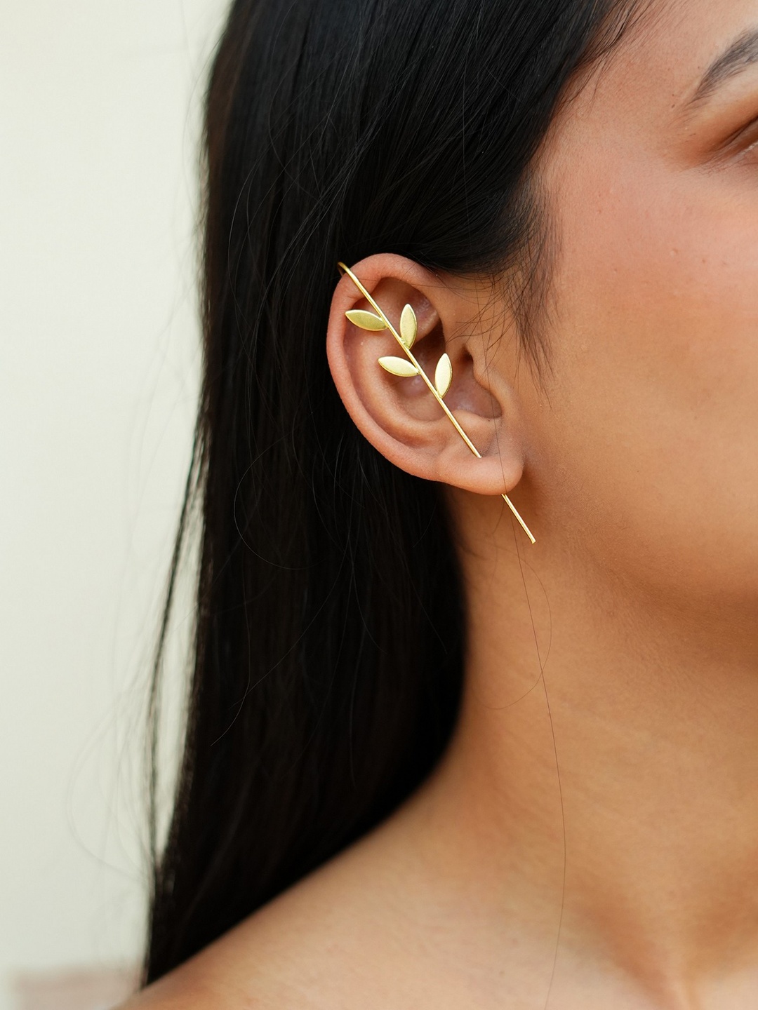 

ISHKAARA Gold-Plated Leaf Shaped Earcuff