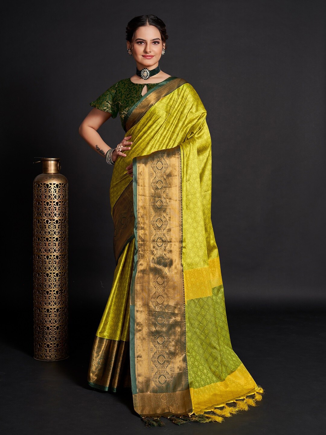 

Nimidiya Woven Design Zari Banarasi Saree, Lime green
