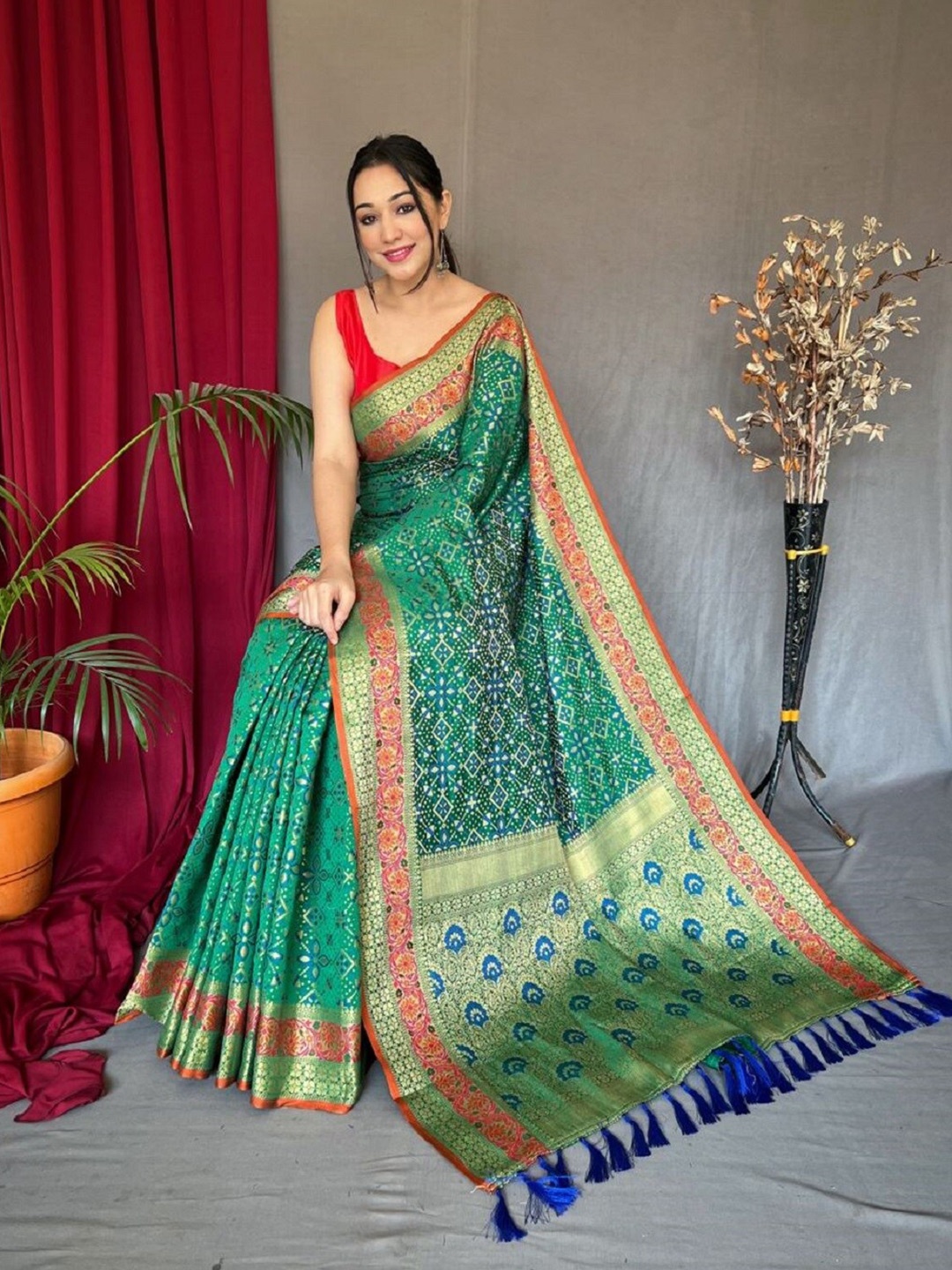 

Nimidiya Woven Design Floral Zari Patola Saree, Green