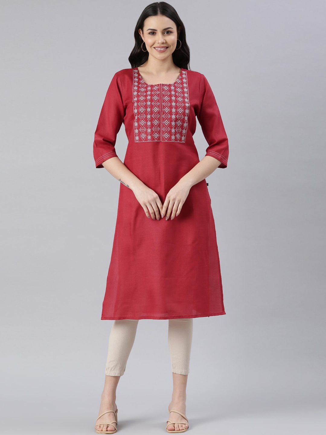 

Samhitas Geometric Round Neck Three-Quarter Sleeves Thread Work Cotton Kurta, Maroon