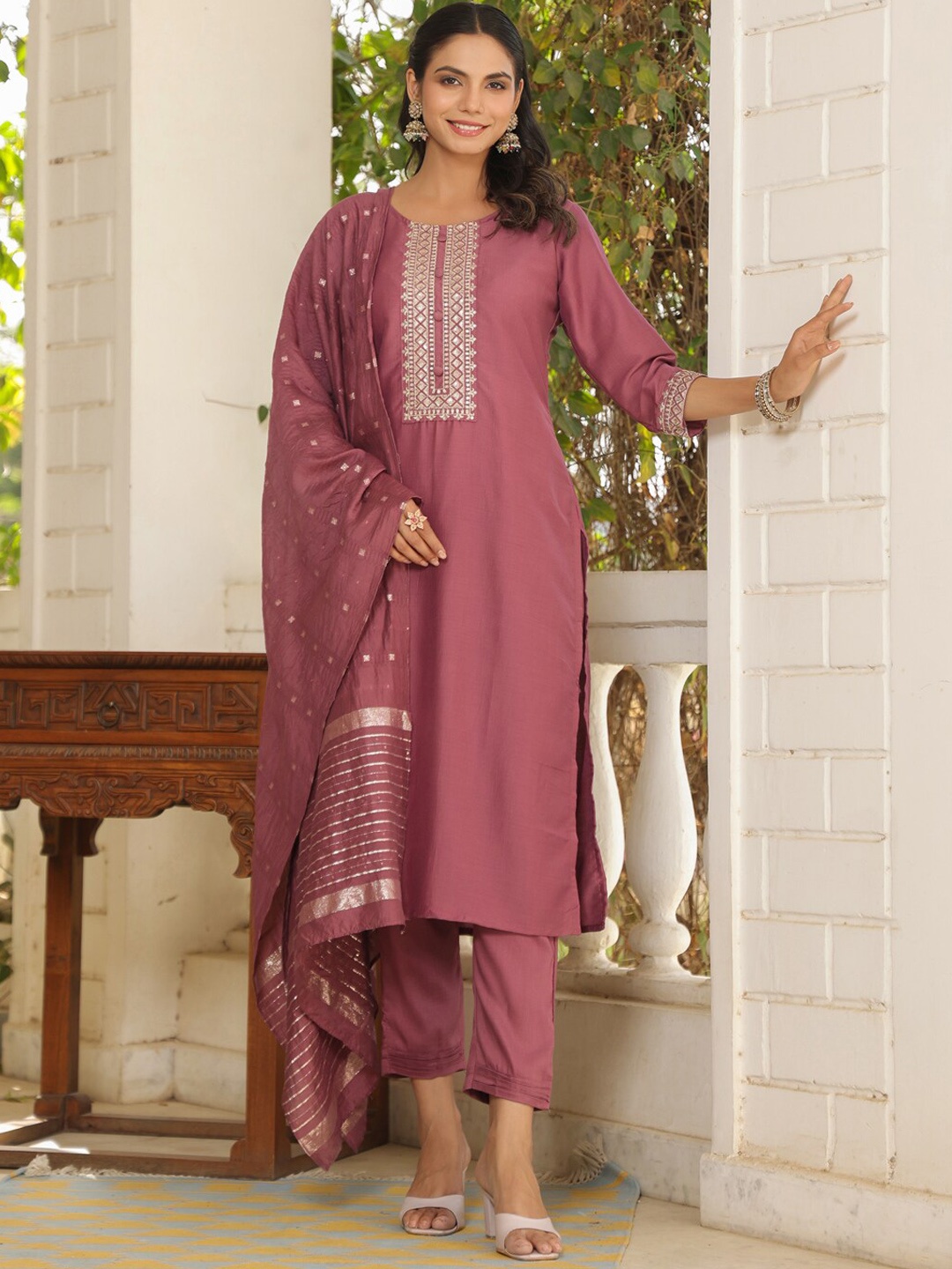 

AURIELLA Ethnic Motifs Embroidered Sequinned Straight Kurta With Trousers & Dupatta, Mauve