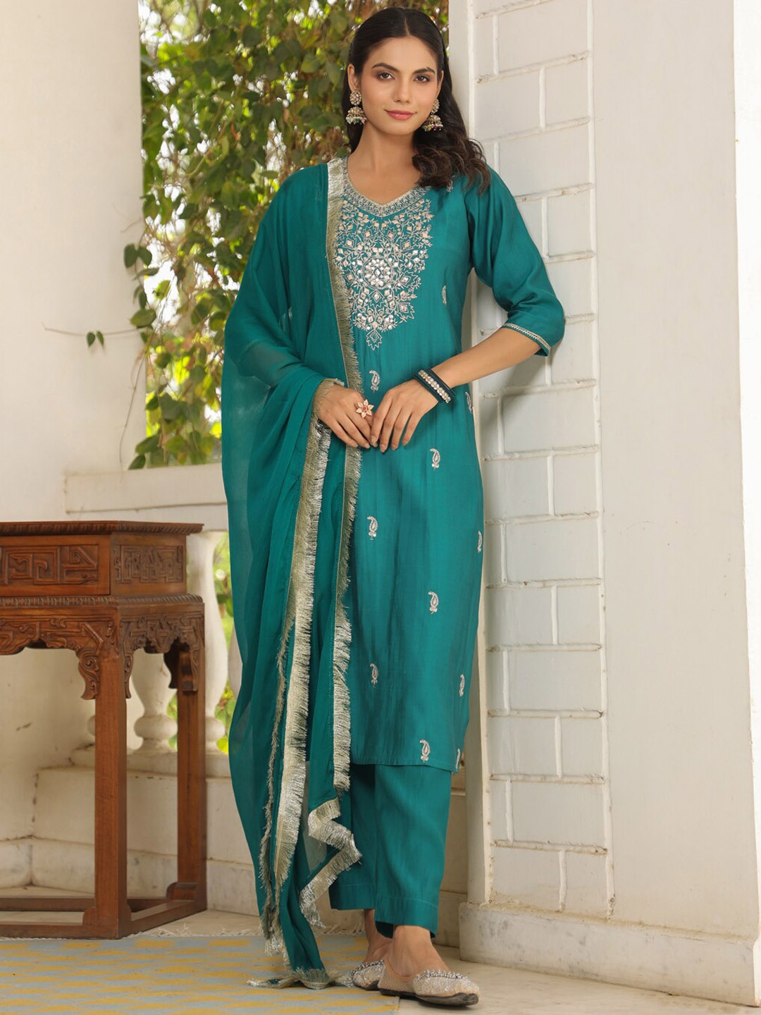 

AURIELLA Ethnic Motifs Embroidered V-Neck Gotta Patti Straight Kurta Set, Green