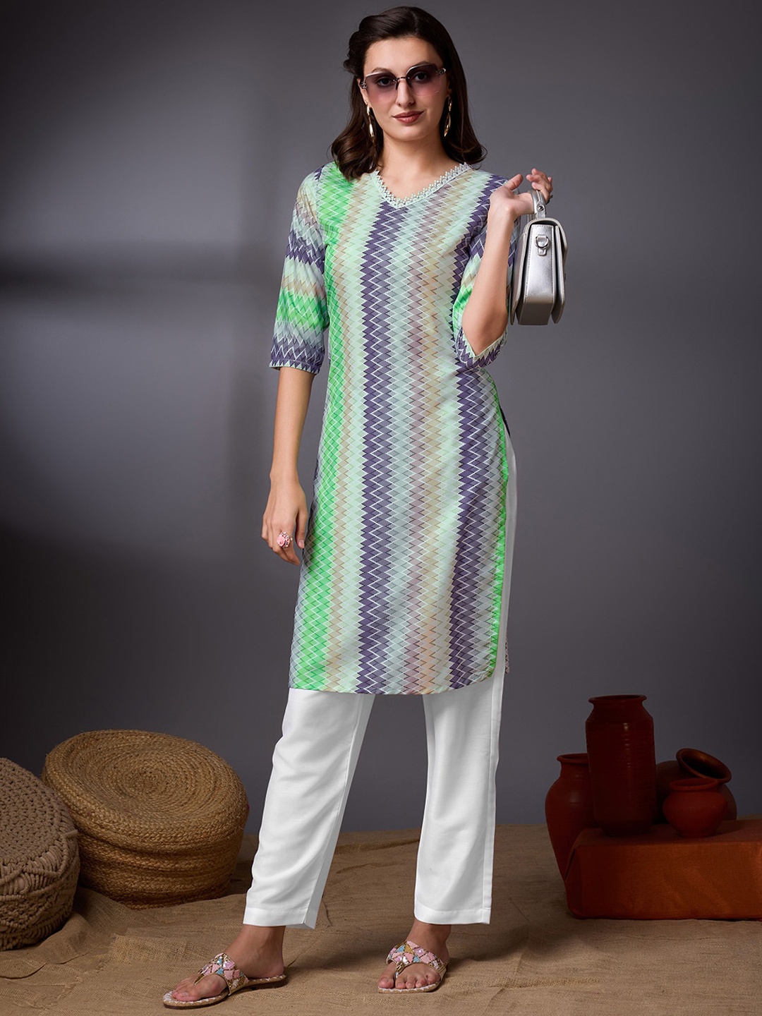 

Ishin Geometric Printed V-Neck Crepe Straight Kurta, Green