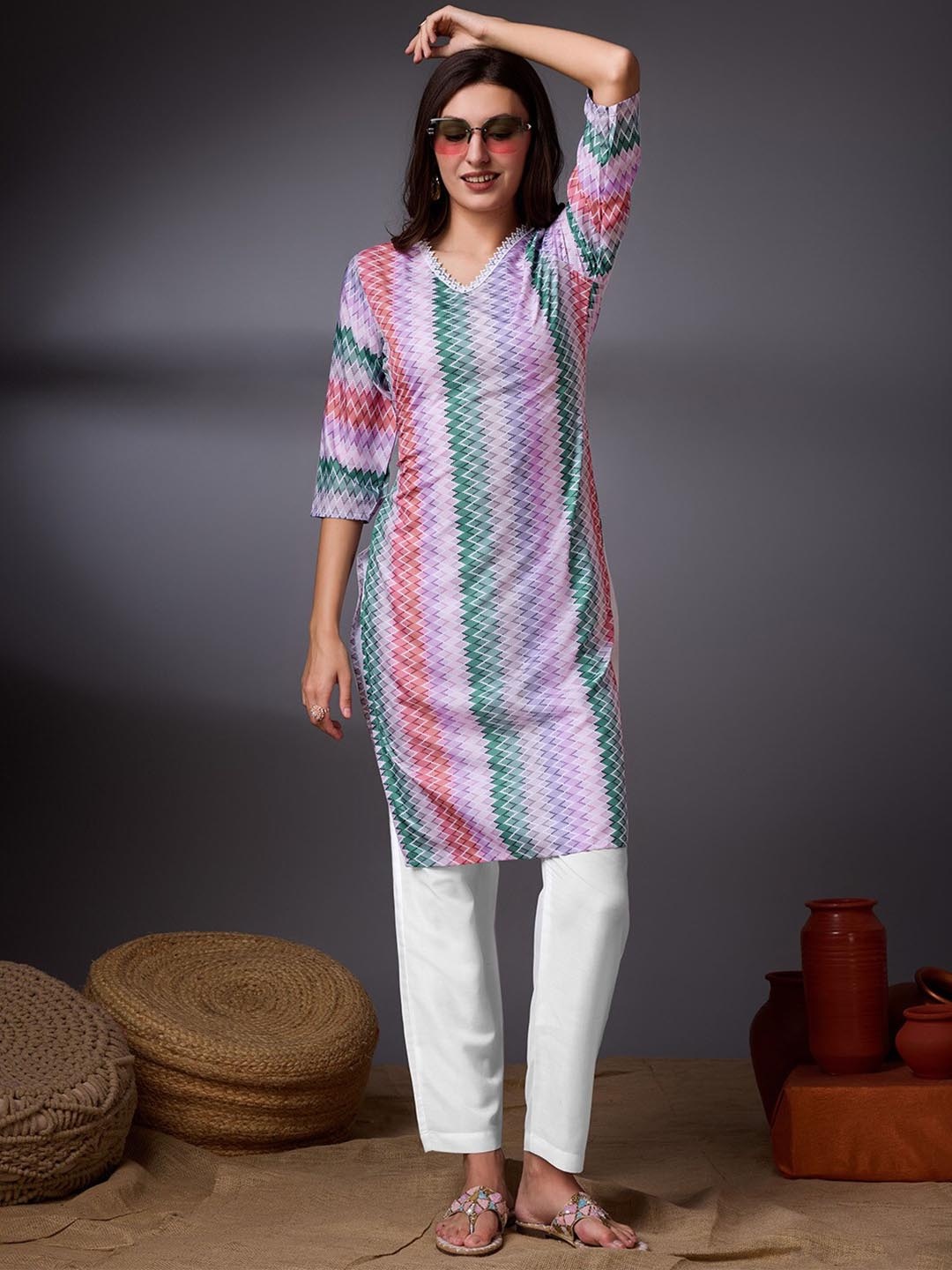 

Ishin Geometric Printed V-Neck Crepe Straight Kurta, Lavender