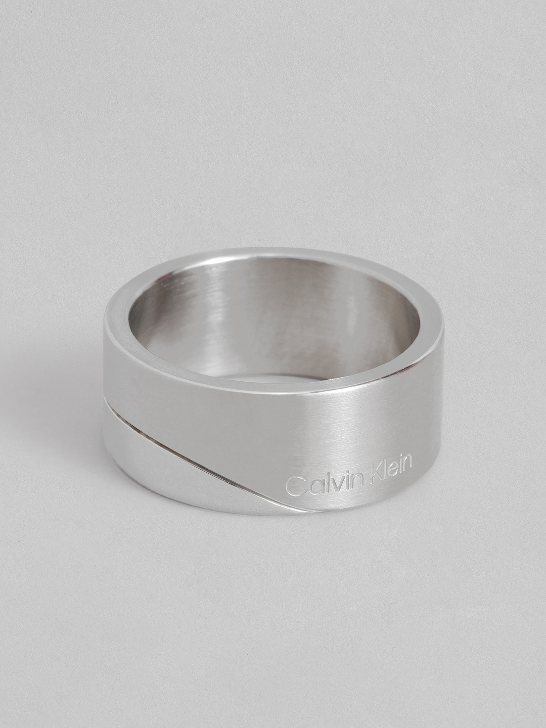 

Calvin Klein Women Minimal Circular Brass-Plated Finger Ring, Silver