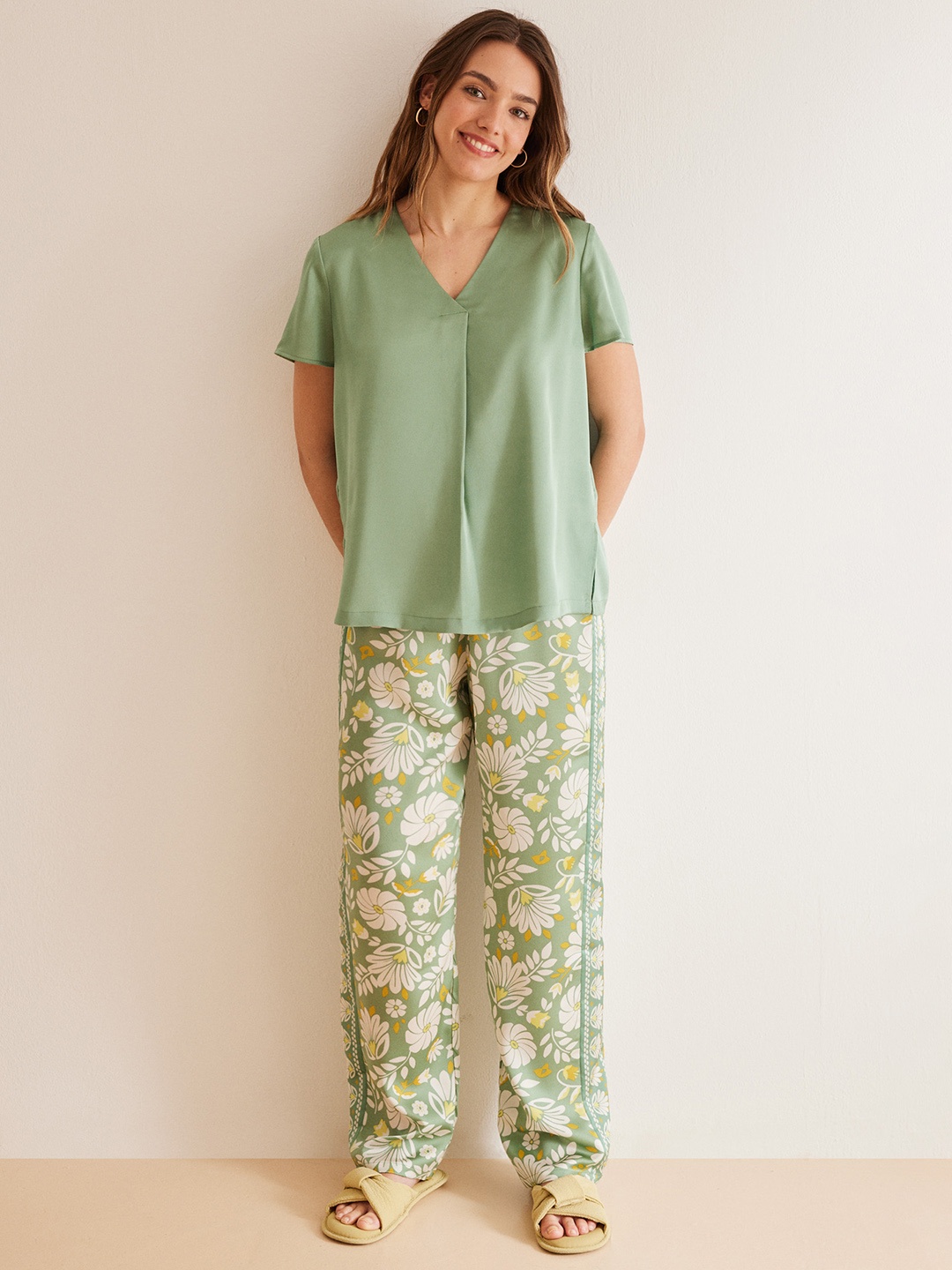 

women'secret Women Satin Finish Top And Printed Pyjamas Night suits, Green