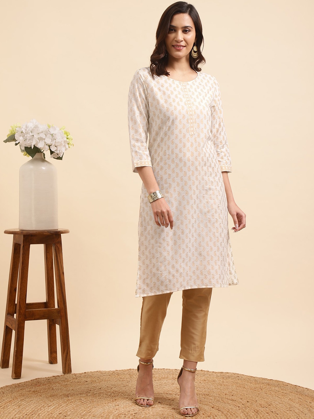 

Rangita Paisley Printed Round Neck Pure Cotton Straight Kurta, Off white