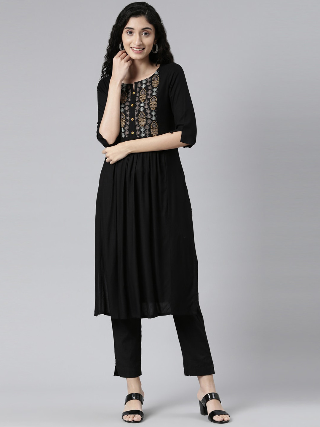 

Samhitas Yoke Design Round Neck Anarkali Kurta, Black