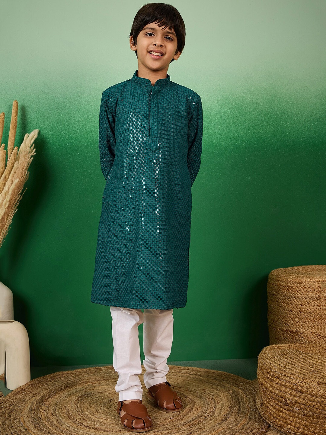 

Sangria Embroidered Mandarin Collar Straight Kurta With Pyjama, Green