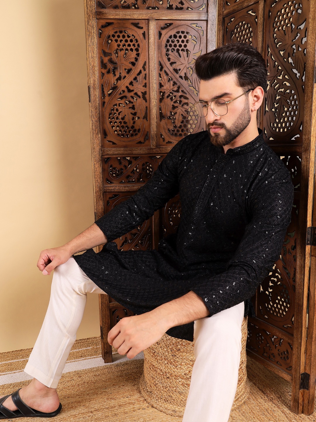 

Ethnic Bay Ethnic Motifs Embroidered Mandarin Collar Sequinned Kurta, Black