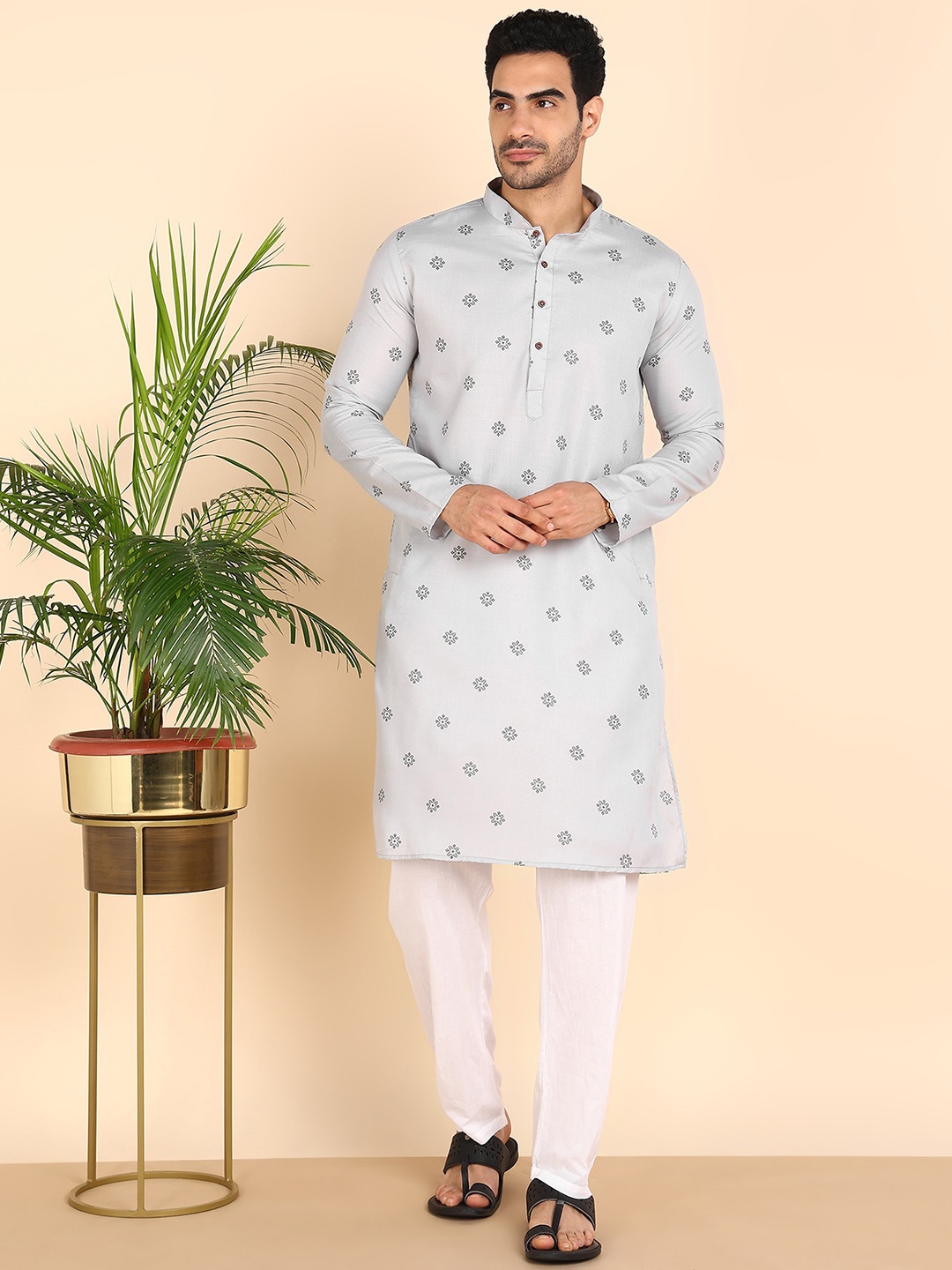 

Anouk Floral Printed Thread Work Mandarin Collar Angrakha Straight Kurta, Grey