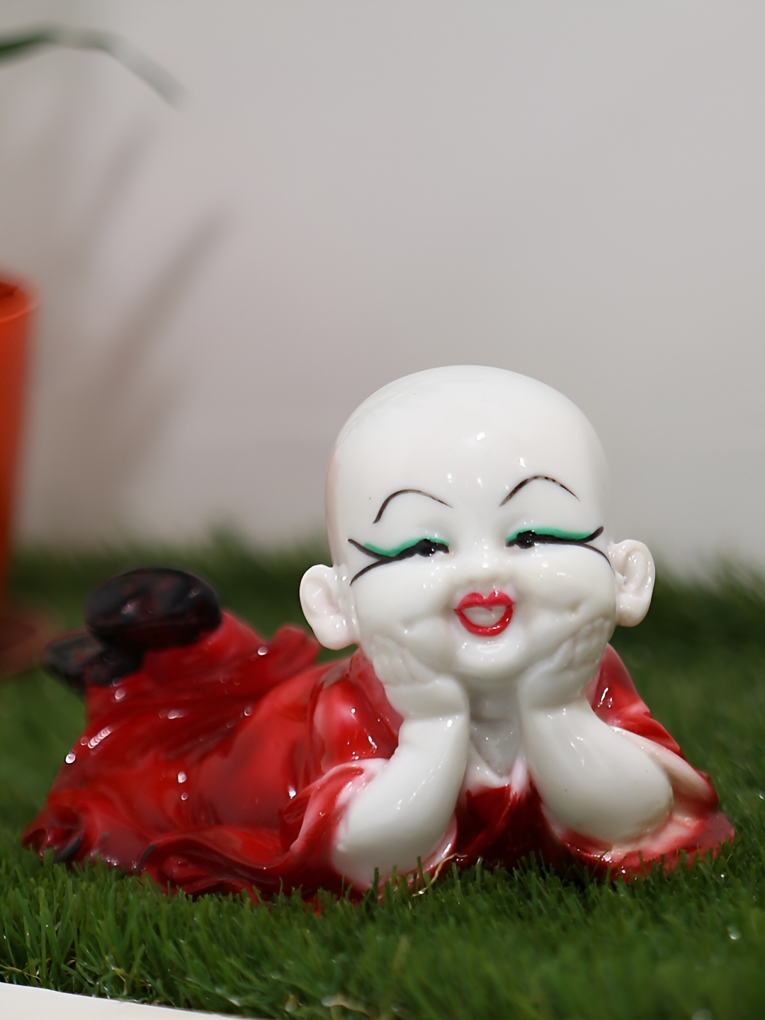

GW CREATIONS Red & White Idol Showpiece