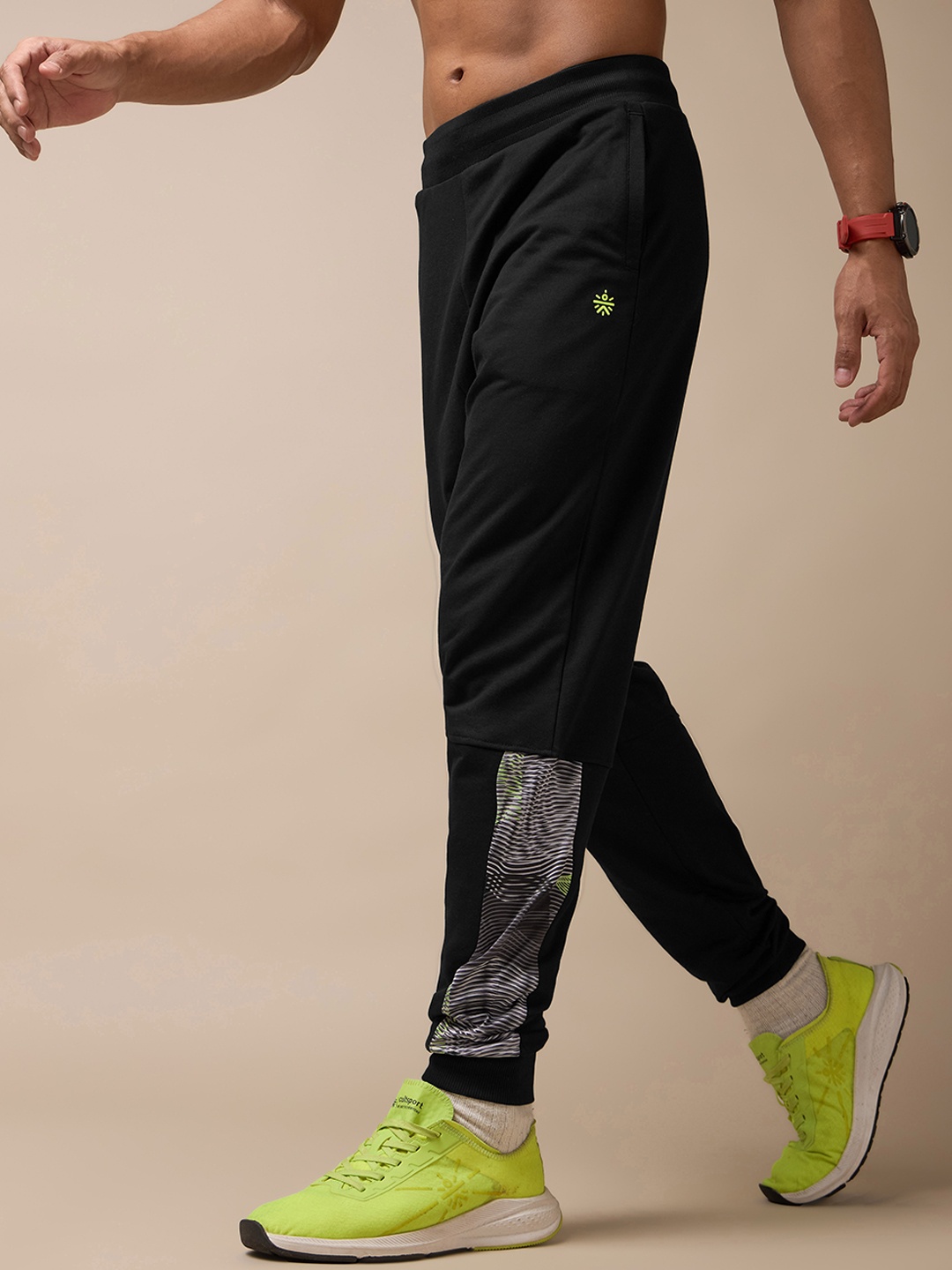 

CULT Men Printed Mid-Rise Jogger, Black