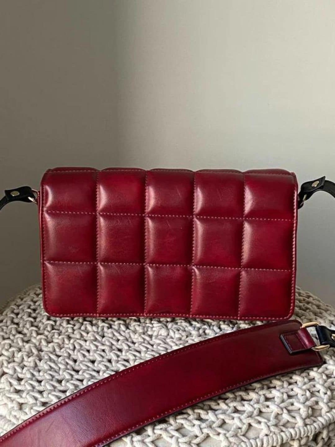 

THE GUSTO Textured Sling Bag With Quilted, Maroon