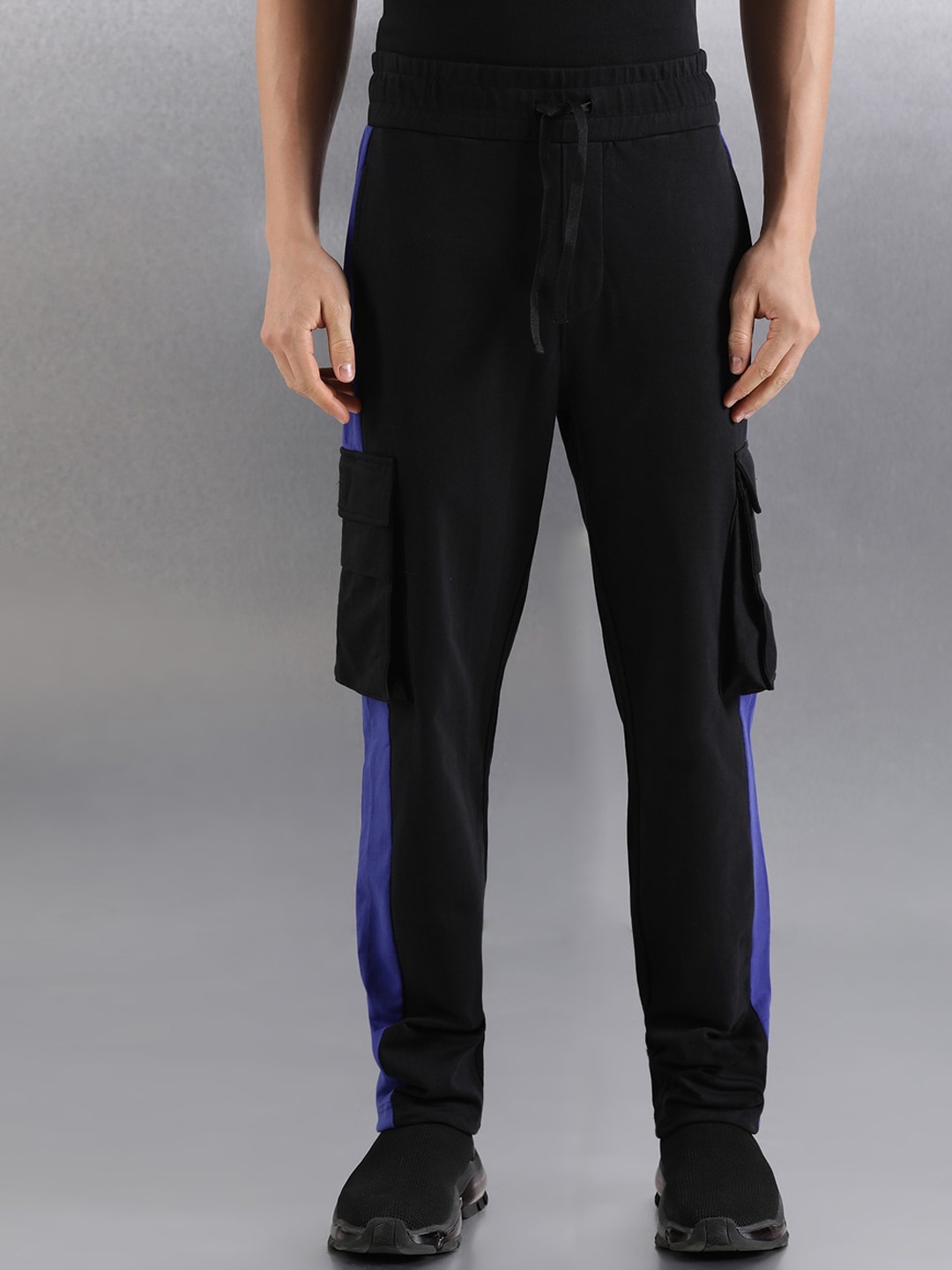 

Breakbounce Men Straight Fit Low-Rise Cotton Cargos Trouser, Black