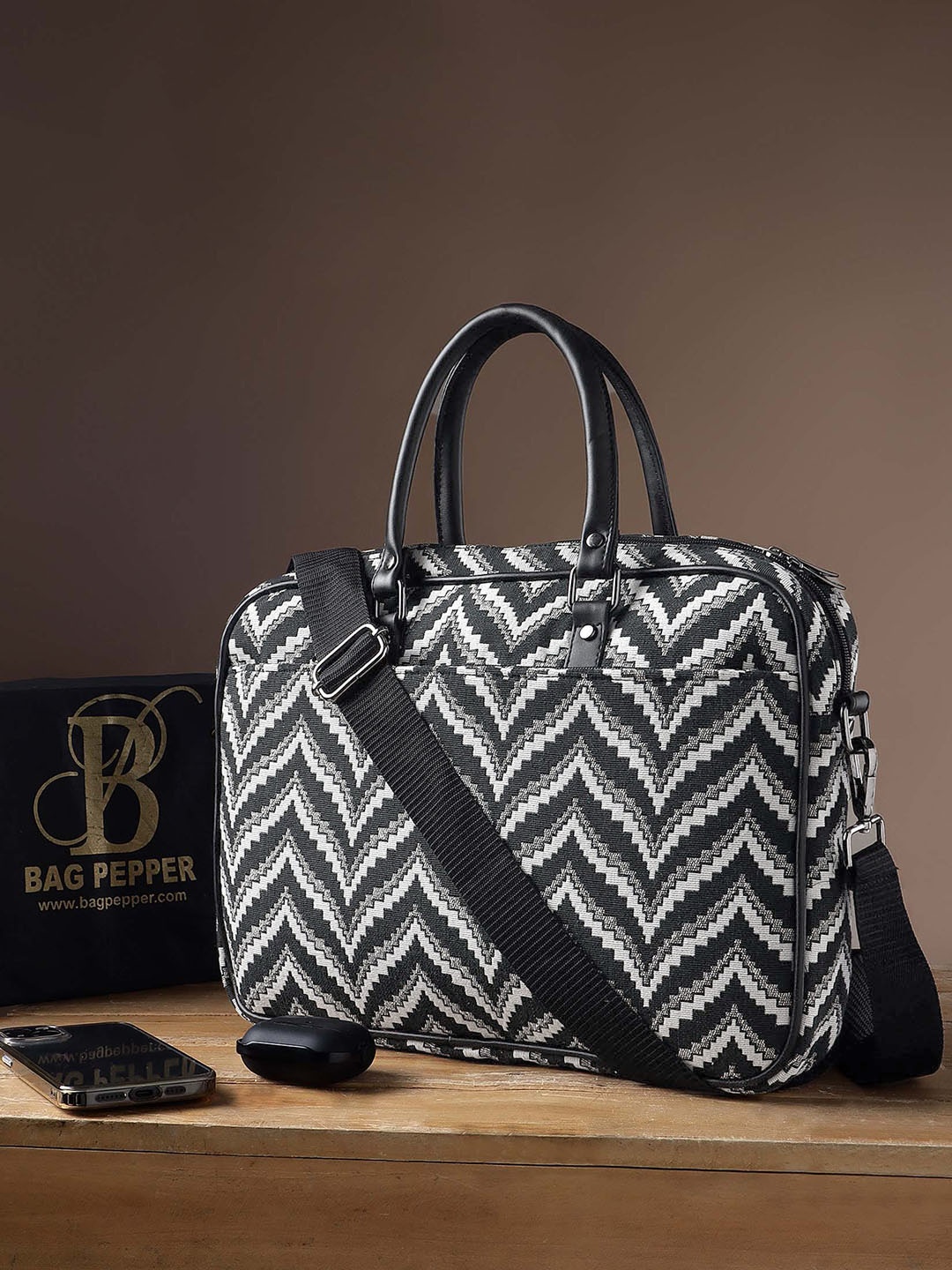 

Bag Pepper Geometric Printed Stuctured Handheld Bag, Black