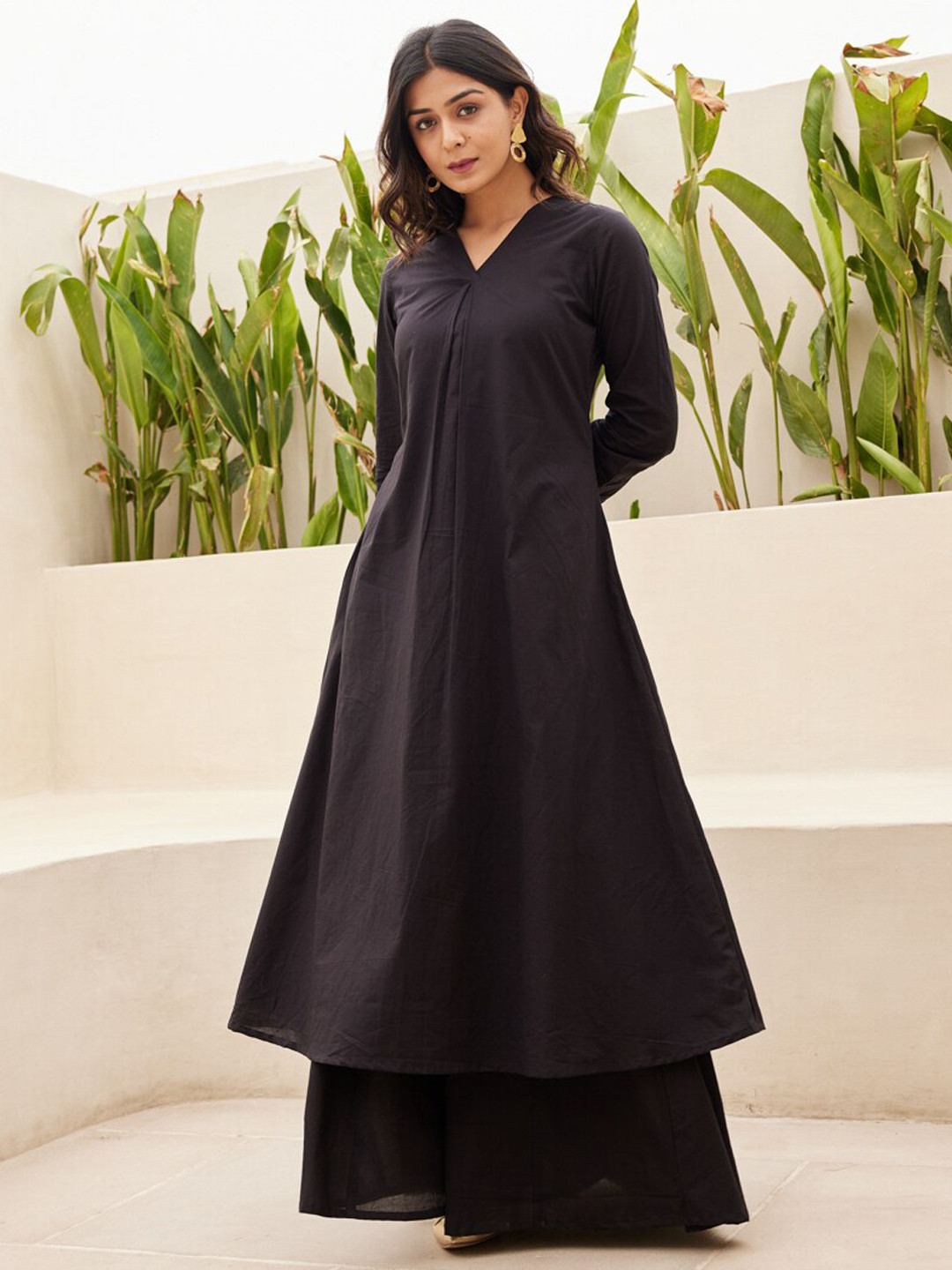 

Ambraee Pleated A-Line Kurta with Palazzos, Black
