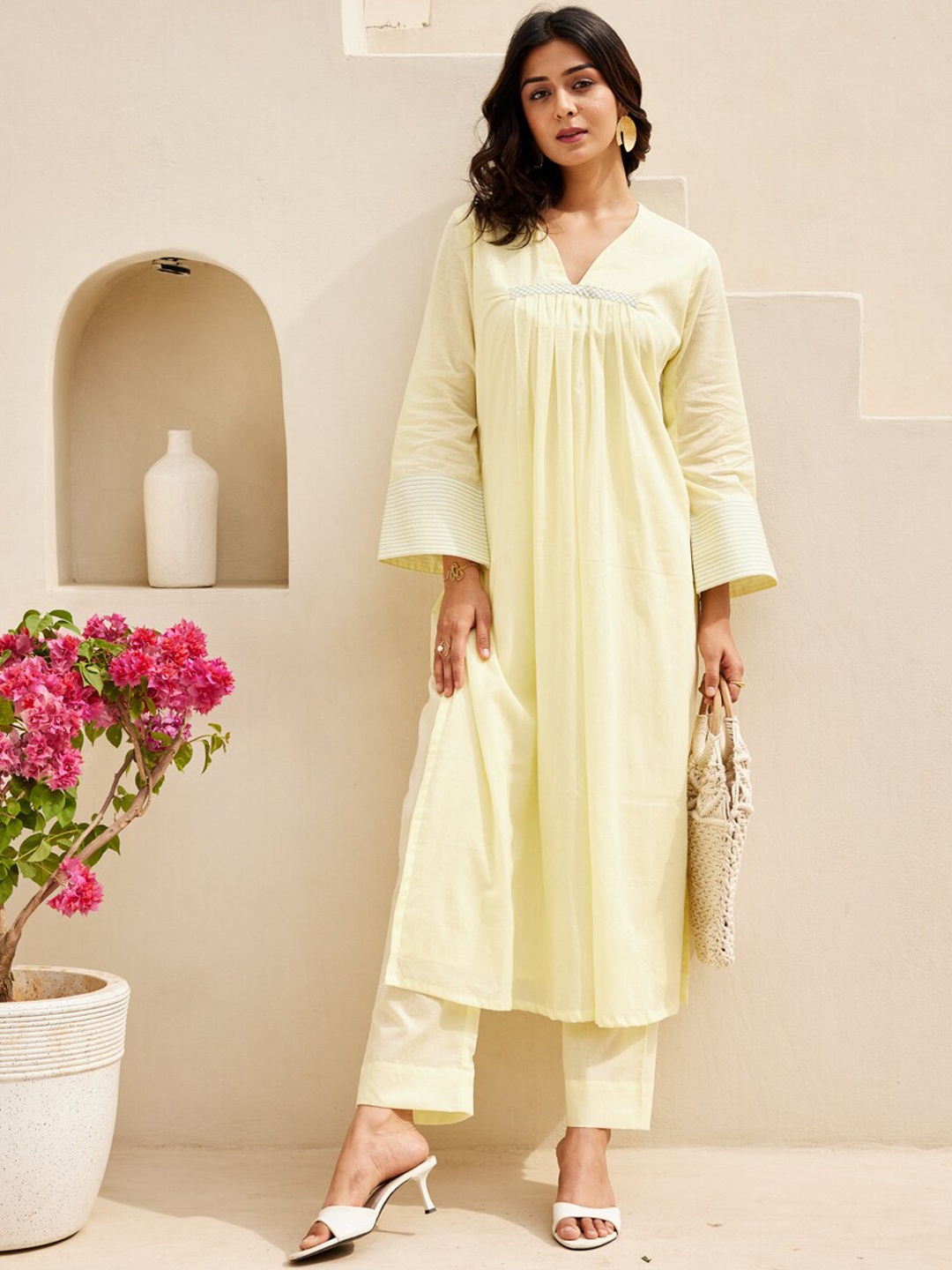 

Ambraee Straight Kurta with Trousers, Yellow