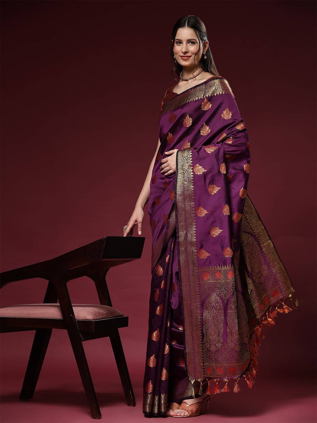 

DIVASTRI Ethnic Motifs Woven Design Zari Banarasi Saree, Purple
