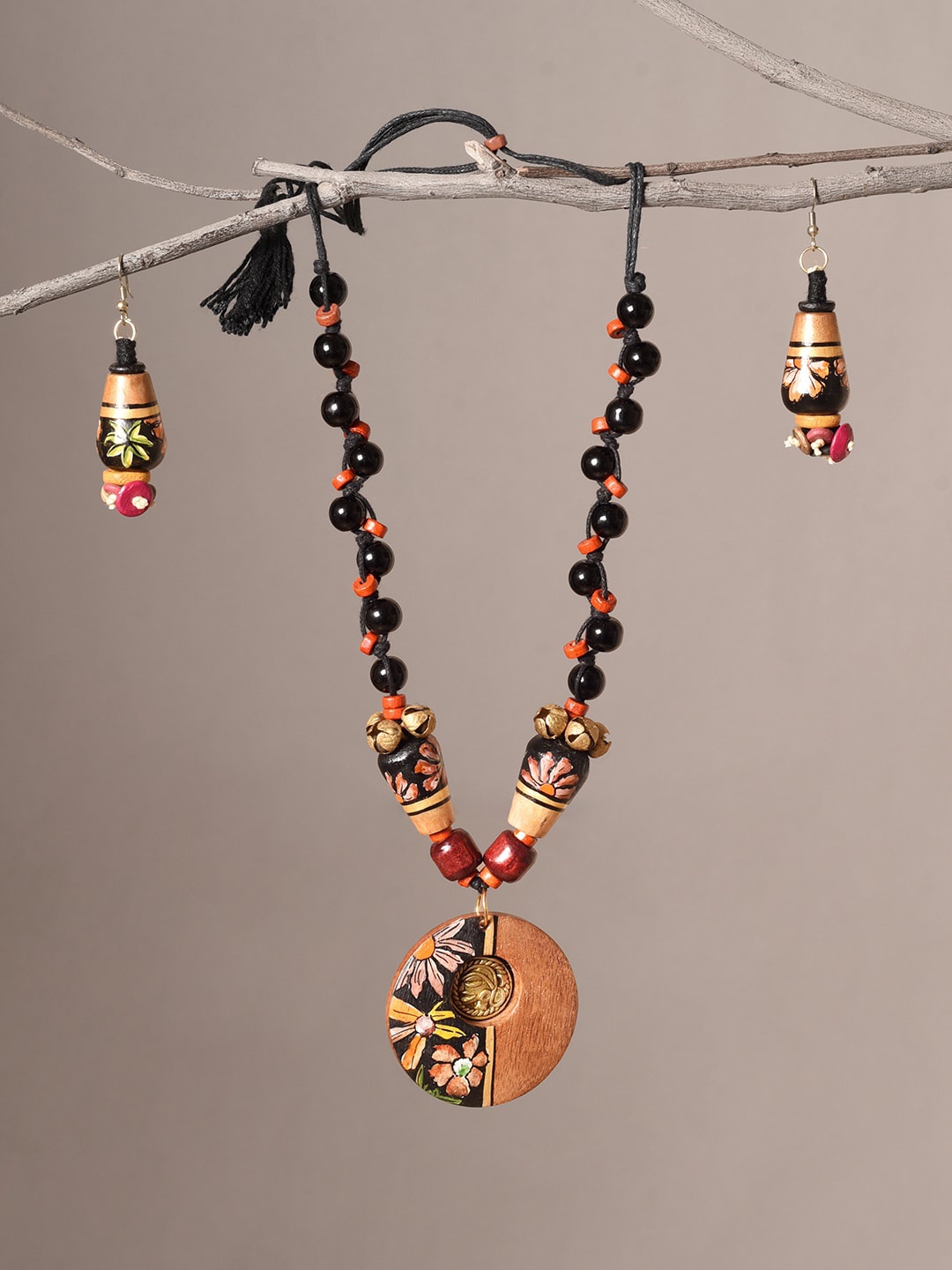 

AAKRITI ART CREATIONS Floral Beaded Jewellery Set, Black