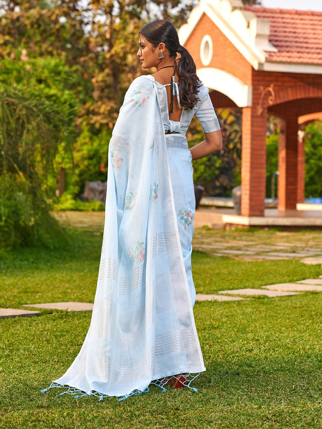 

Ishin Floral Embroidered Zari Pure Linen Saree, Blue