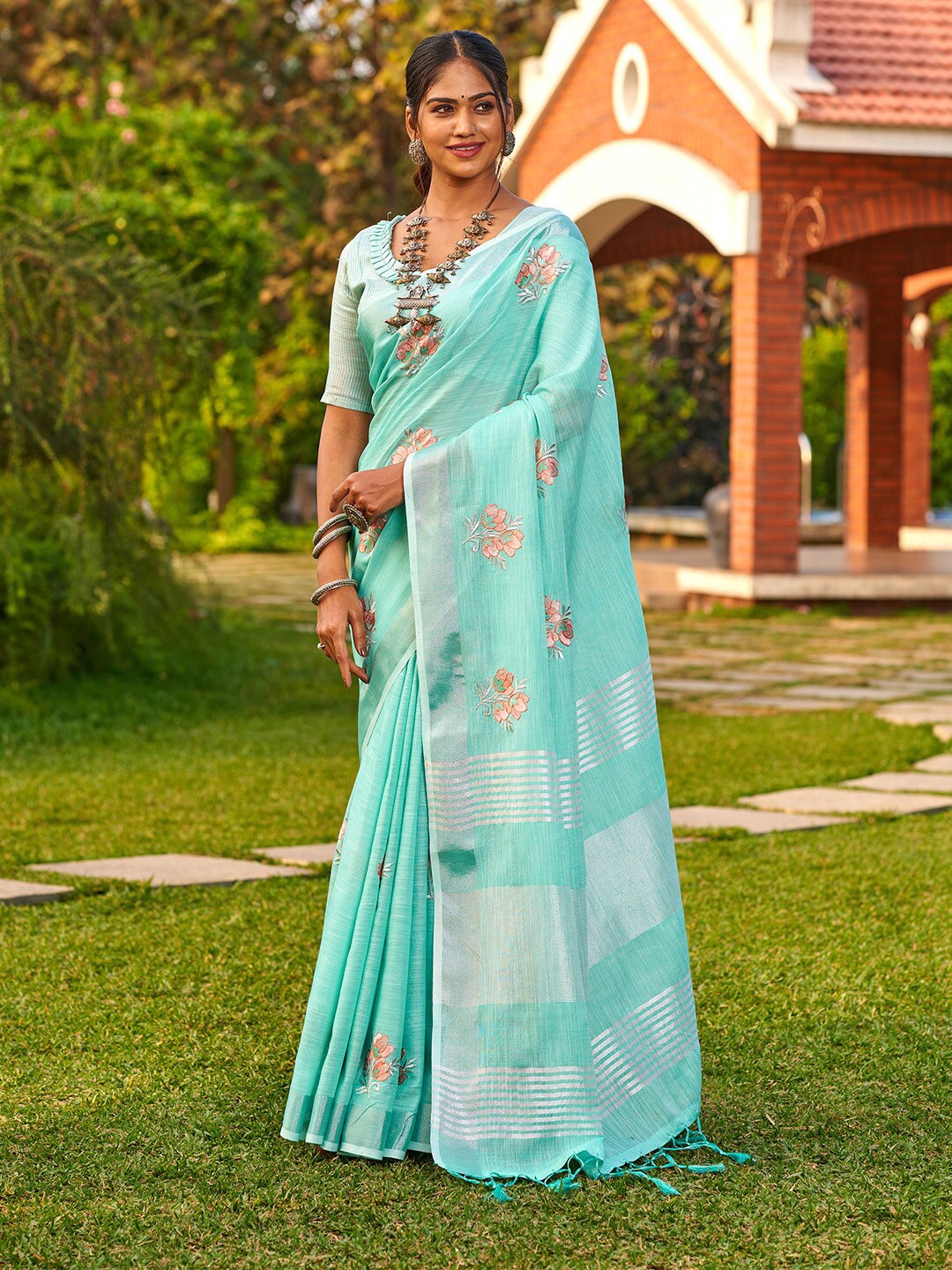 

Ishin Floral Embroidered Zari Saree, Green