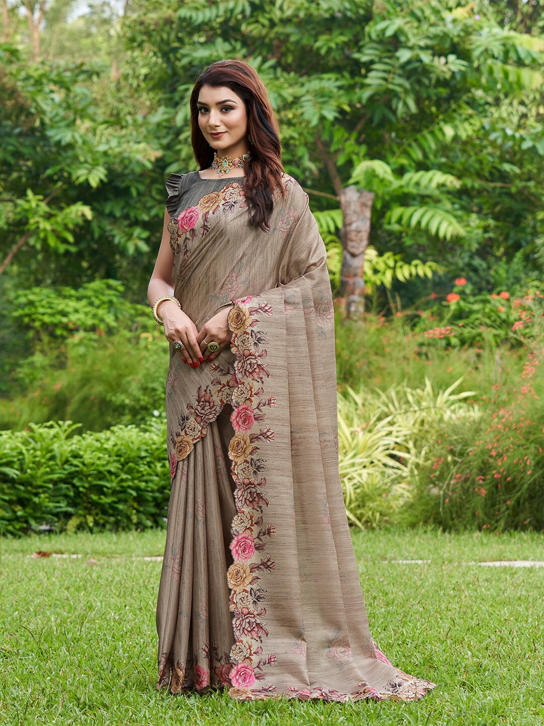

Ishin Floral Printed Embroidered Sambalpuri Saree, Grey