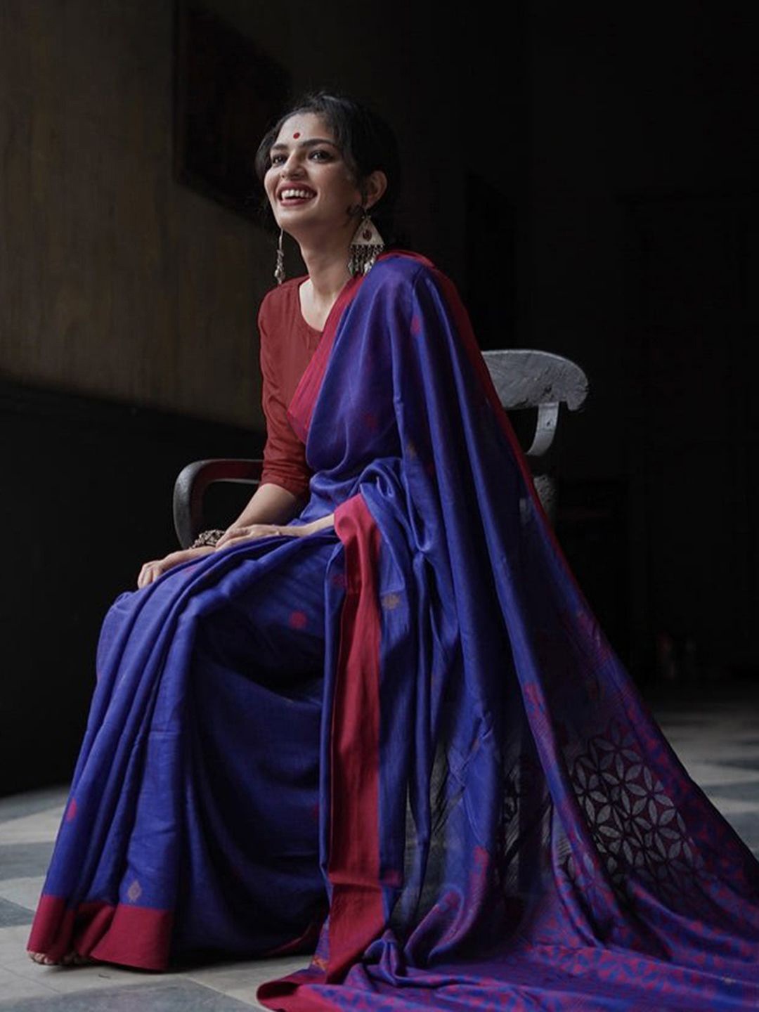 

Mitera Woven Design Silk Cotton Jamdani Saree, Navy blue