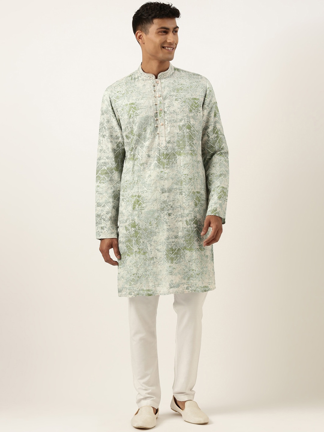 

TheEthnic.Co Embroidered Long Sleeves Mandarin Collar Pure Cotton Kurta with Pyjamas, Green