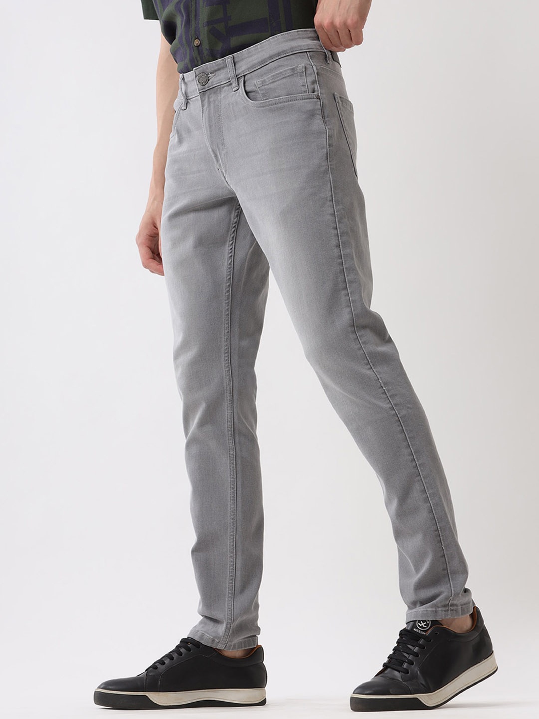 

WROGN Men Slim Fit Mid-Rise Clean Look Light Fade Jeans, Grey