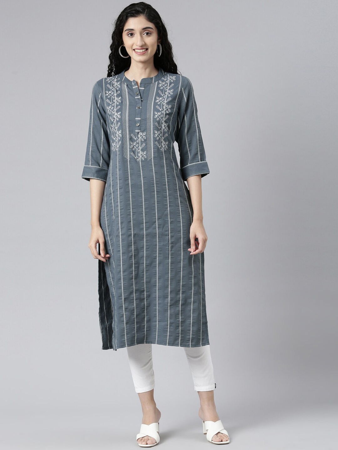 

Samhitas Geometric Embroidered Mandarin Collar Chanderi Cotton Dobby Weave Straight Kurta, Grey