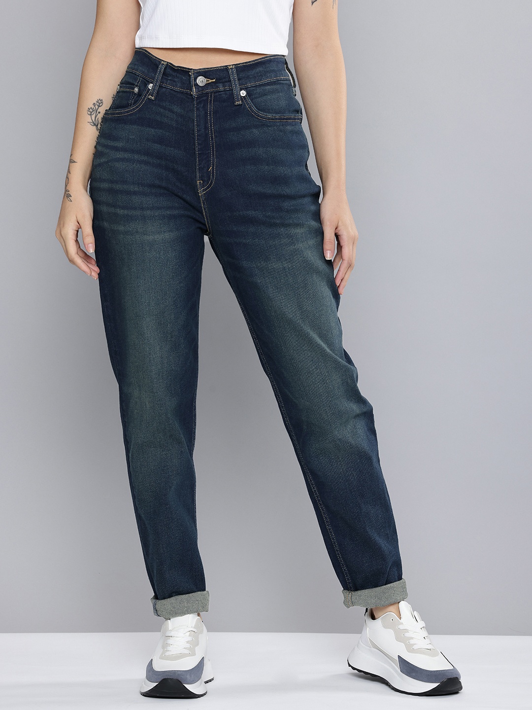 

Levis Women High Rise 80's New Mom Relaxed Tapered Fit Light Fade Stretchable Jeans, Navy blue