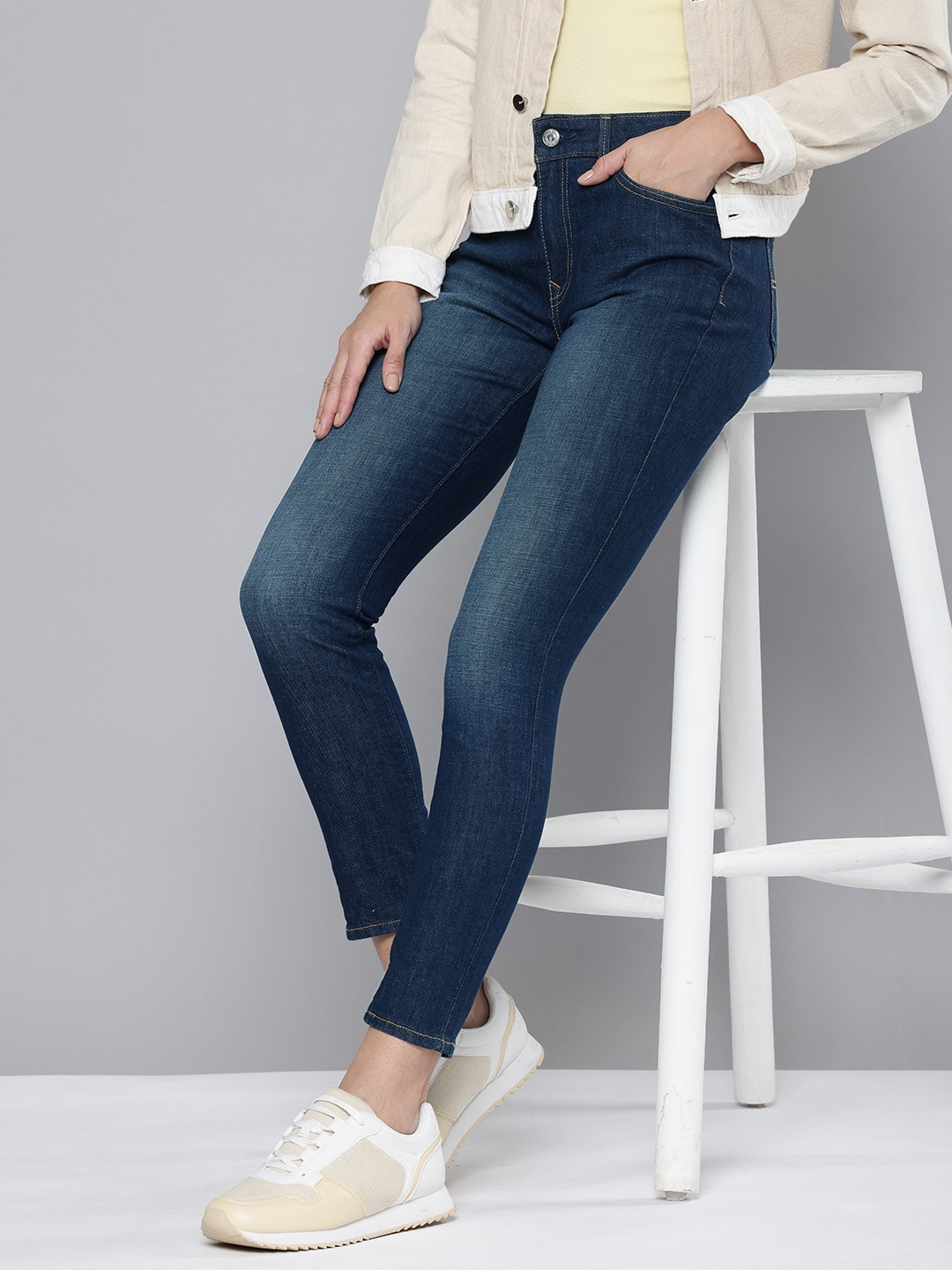 

Levis Women 711 Skinny Fit Light Fade Stretchable Jeans, Blue