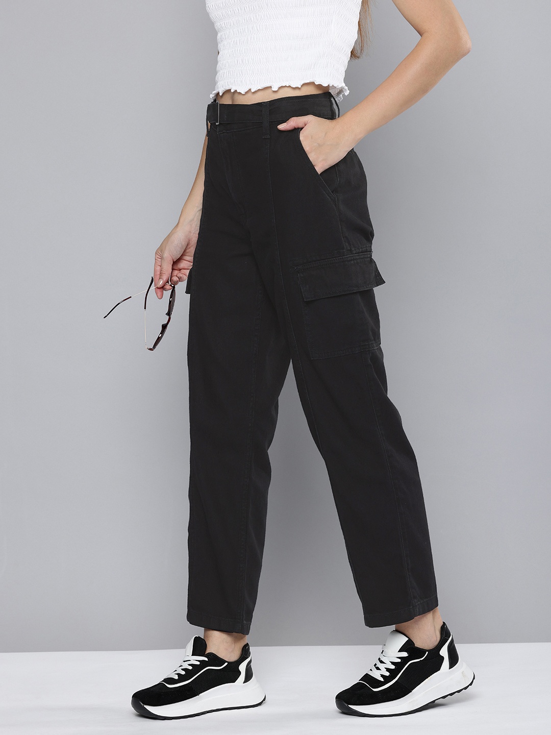 

Levis Women 94 Pure Cotton Baggy Fit Cargo Jeans, Black