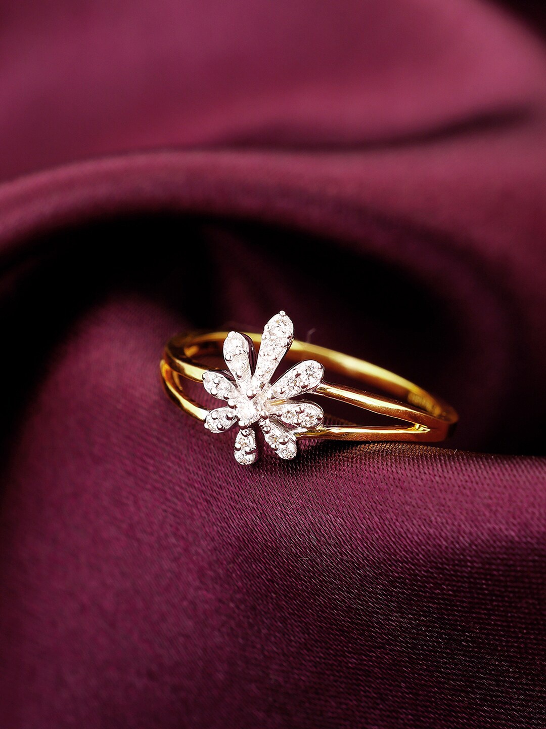 

GIVA Crowning Cosmos 18KT Gold Diamond Studded Finger Ring-2.08 gm