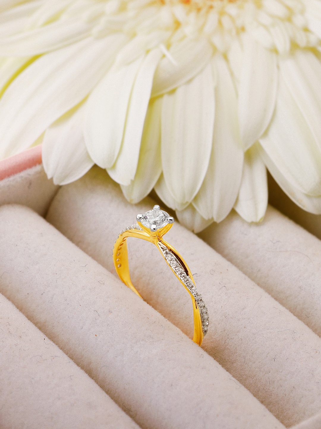

GIVA 14KT Gold Diamond Studded Finger Ring-1.2 gm