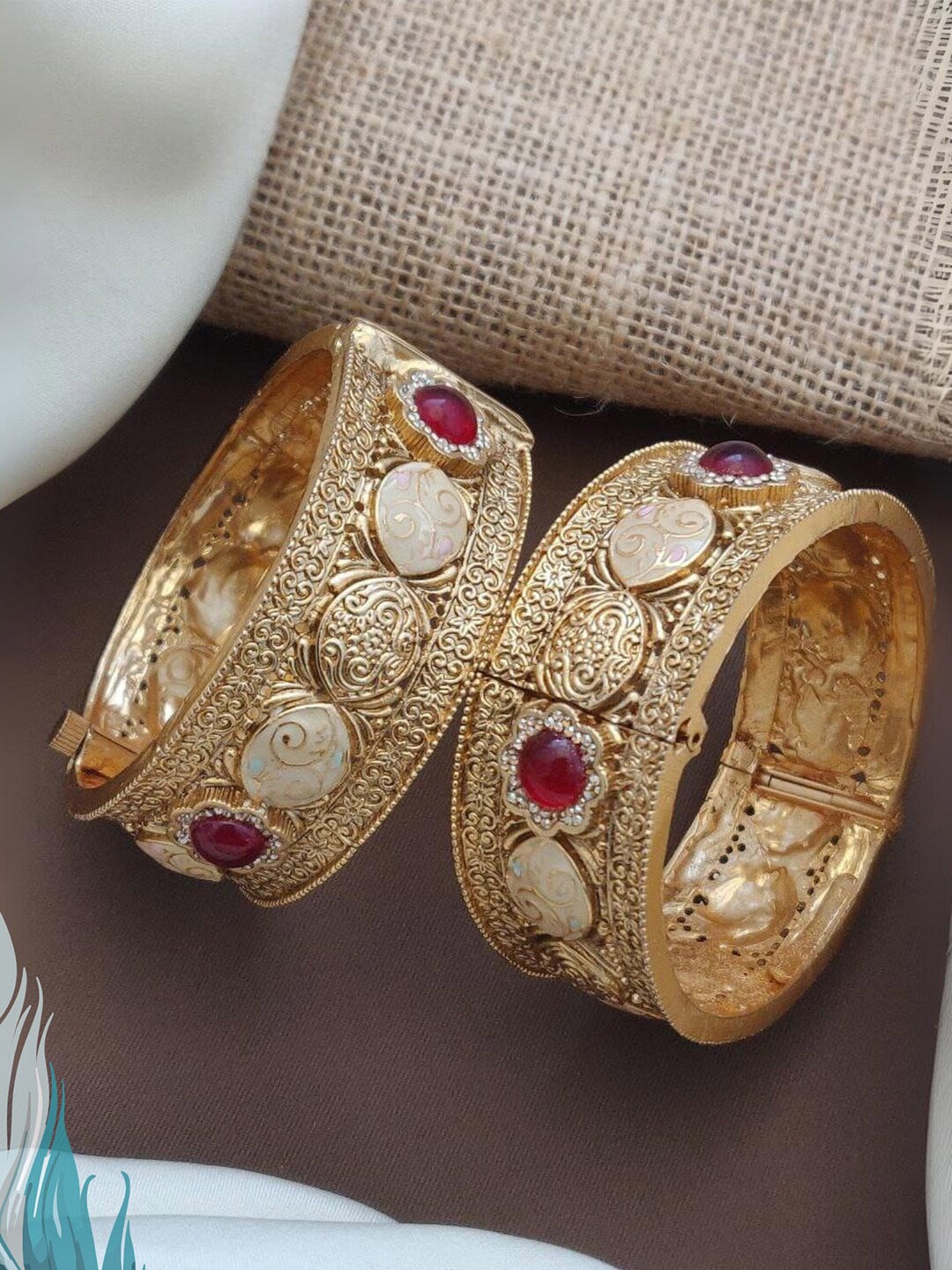

The ivora Set Of 2 Gold-Plated Stone Studded Bangle