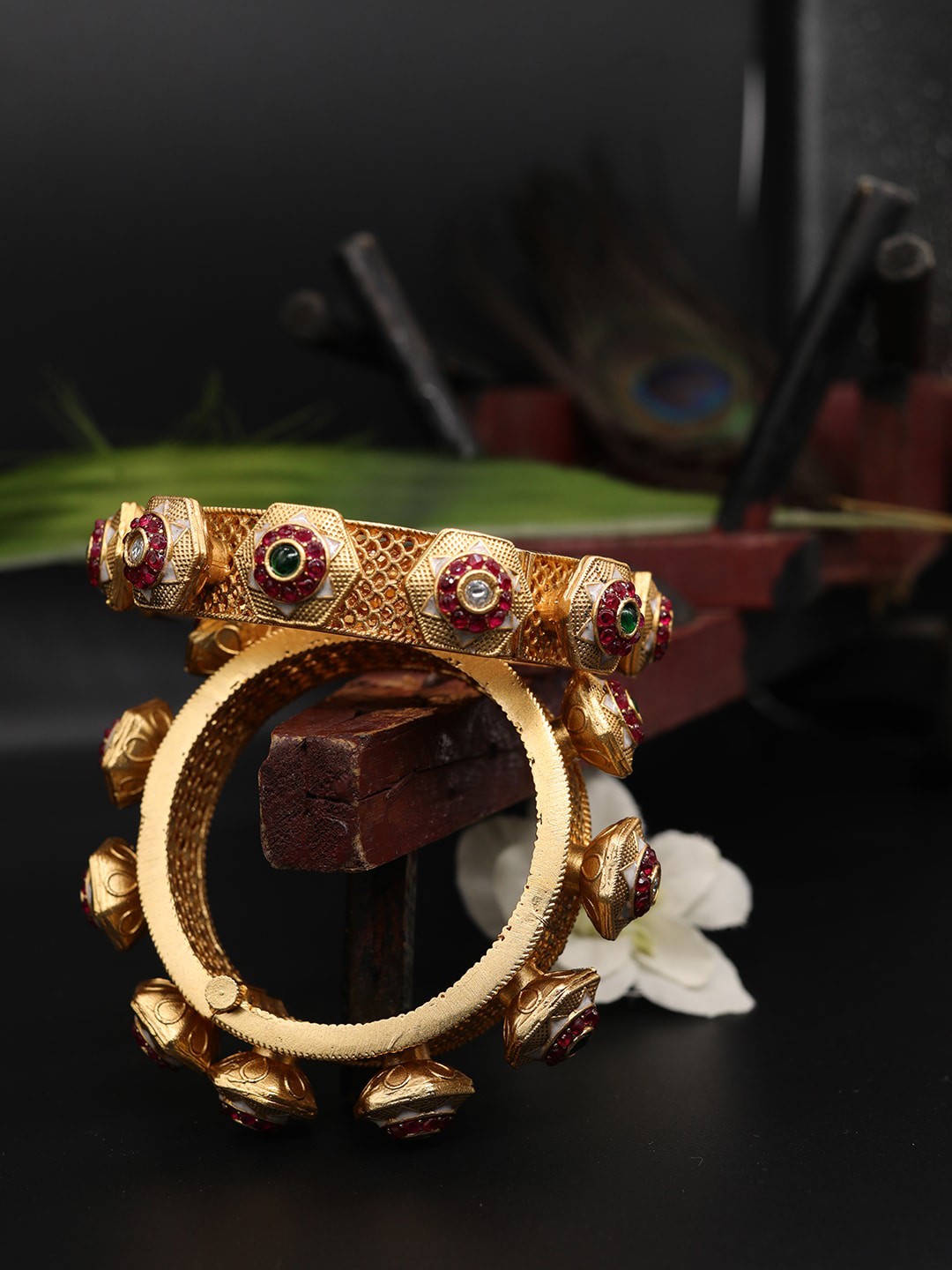 

The ivora Set Of 2 Gold-Plated Stone Studded Bangle