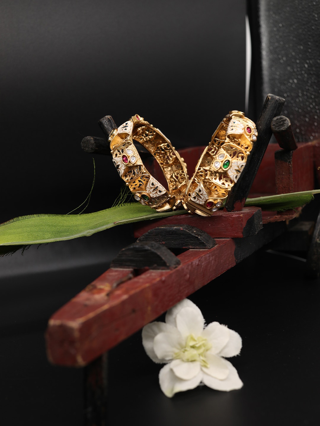 

The ivora Set Of 2 Gold-Plated Stone Studded Bangle
