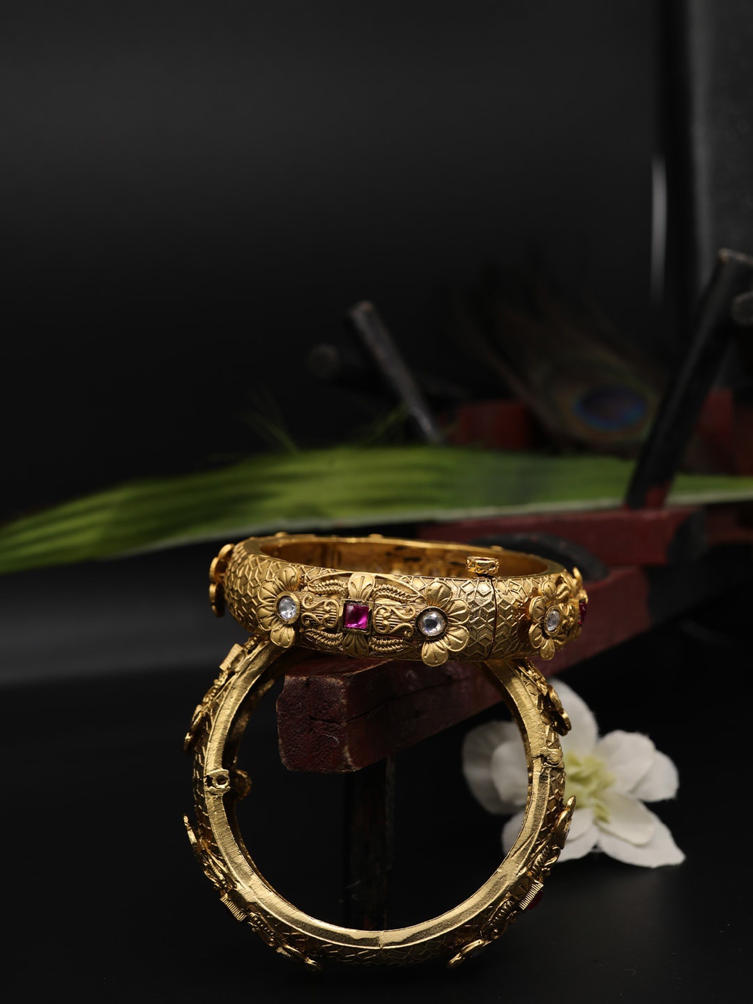 

The ivora Set Of 2 Gold-Plated Stone Studded Bangle