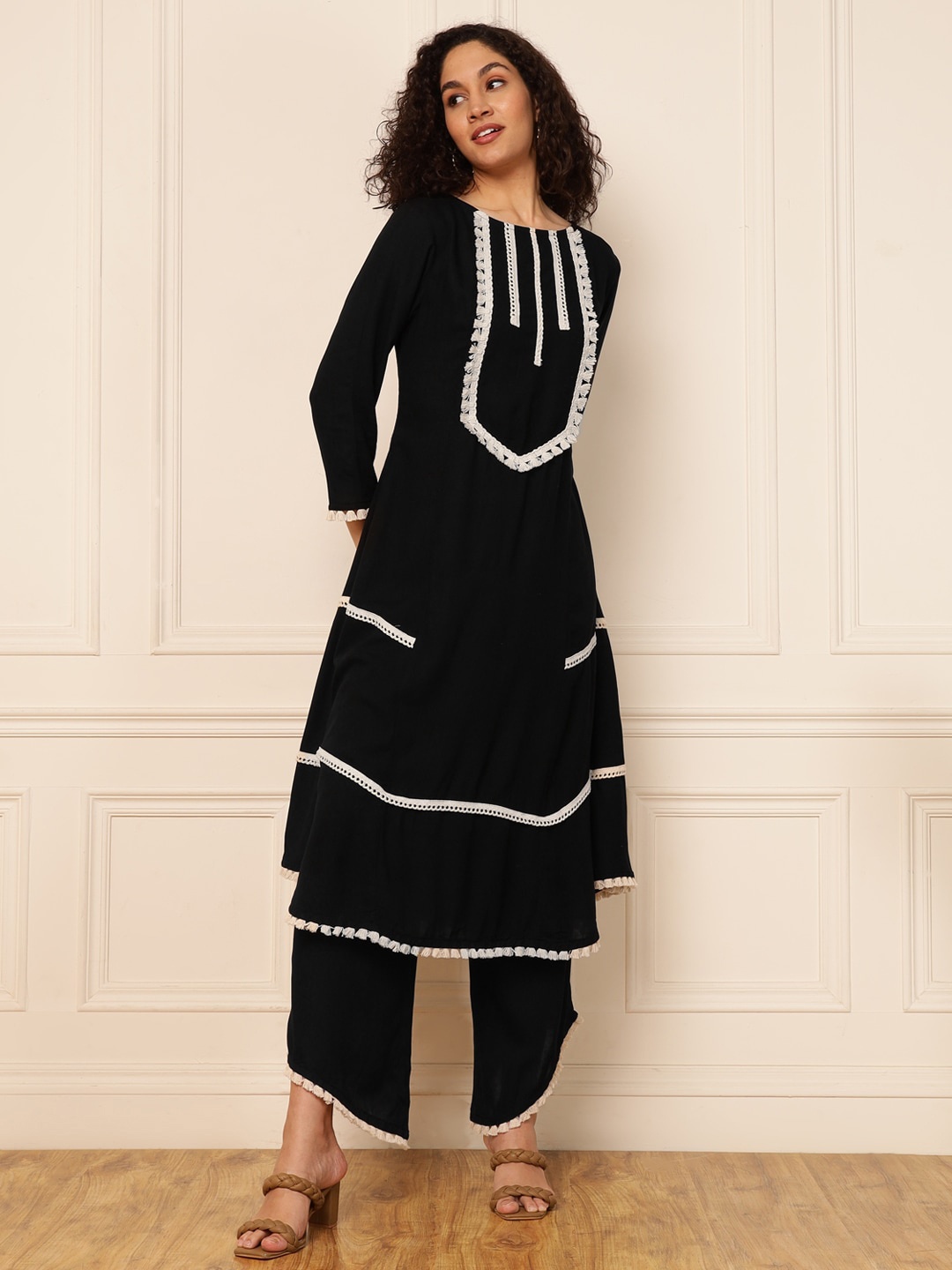 

DEEBACO Embroidered Long Sleeves Tunic With Flared Trouser, Black